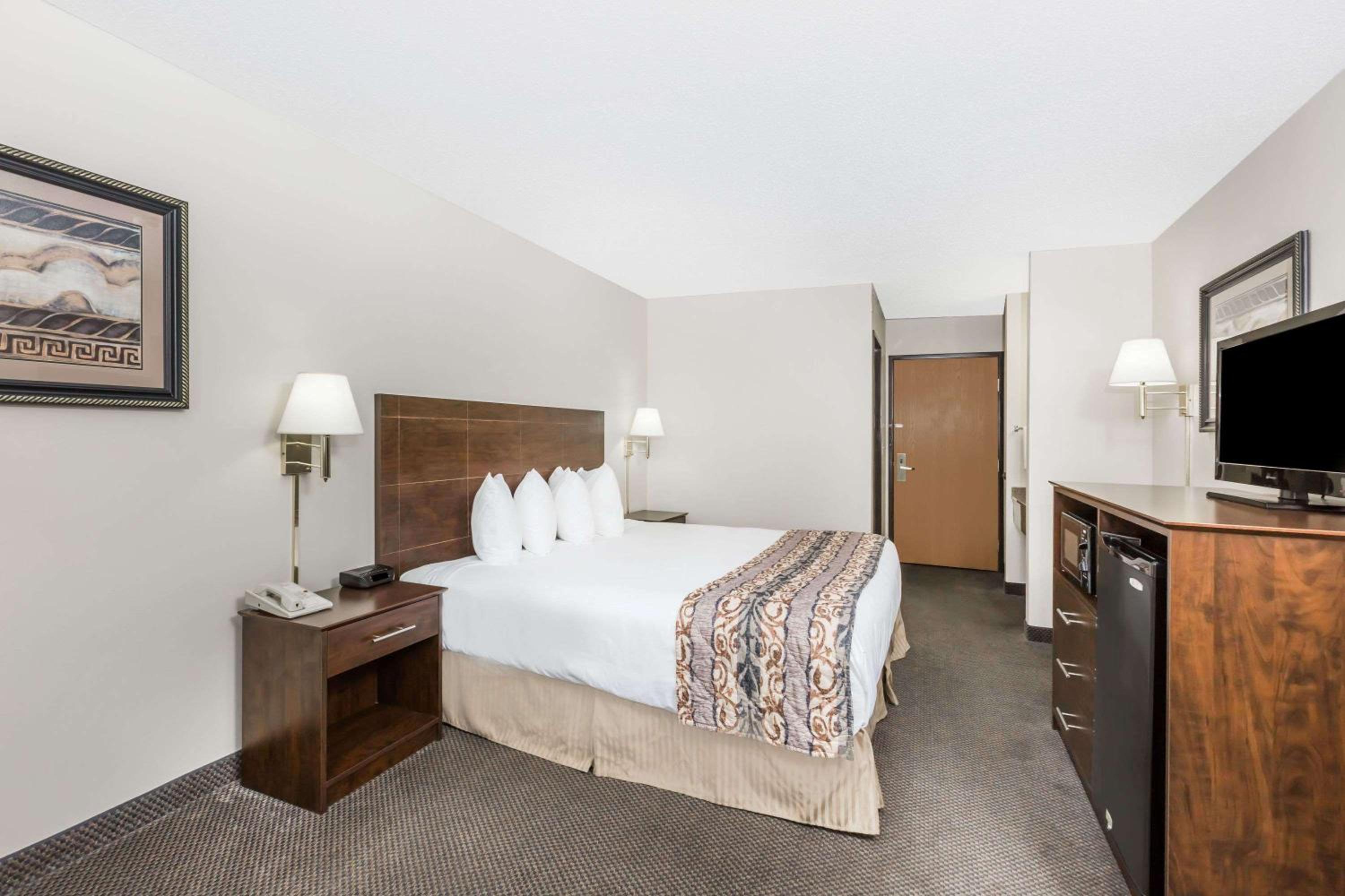 King Room - Non-Smoking - Photo 2