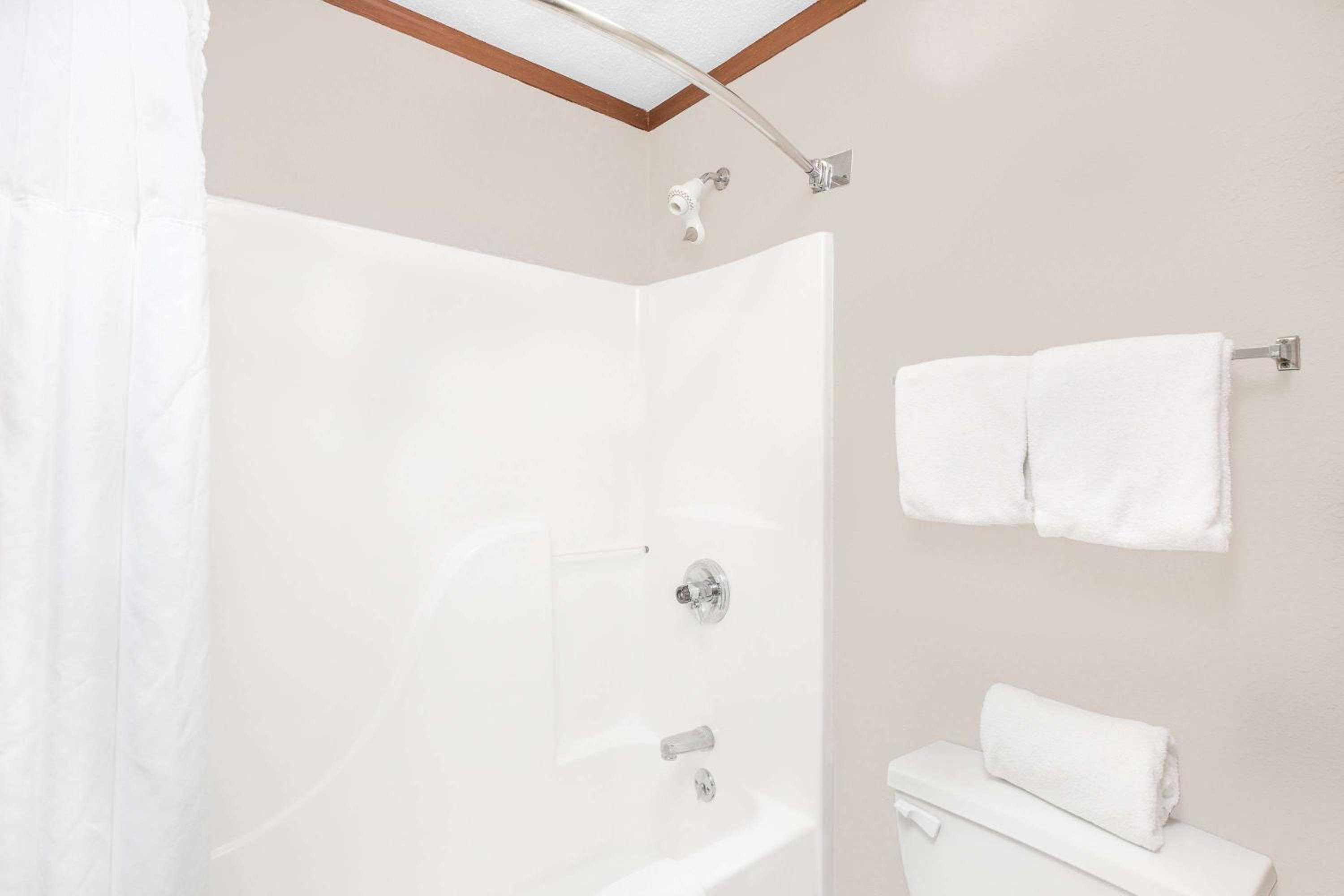 Deluxe Double Room with Two Double Beds - Non-Smoking - Photo 2