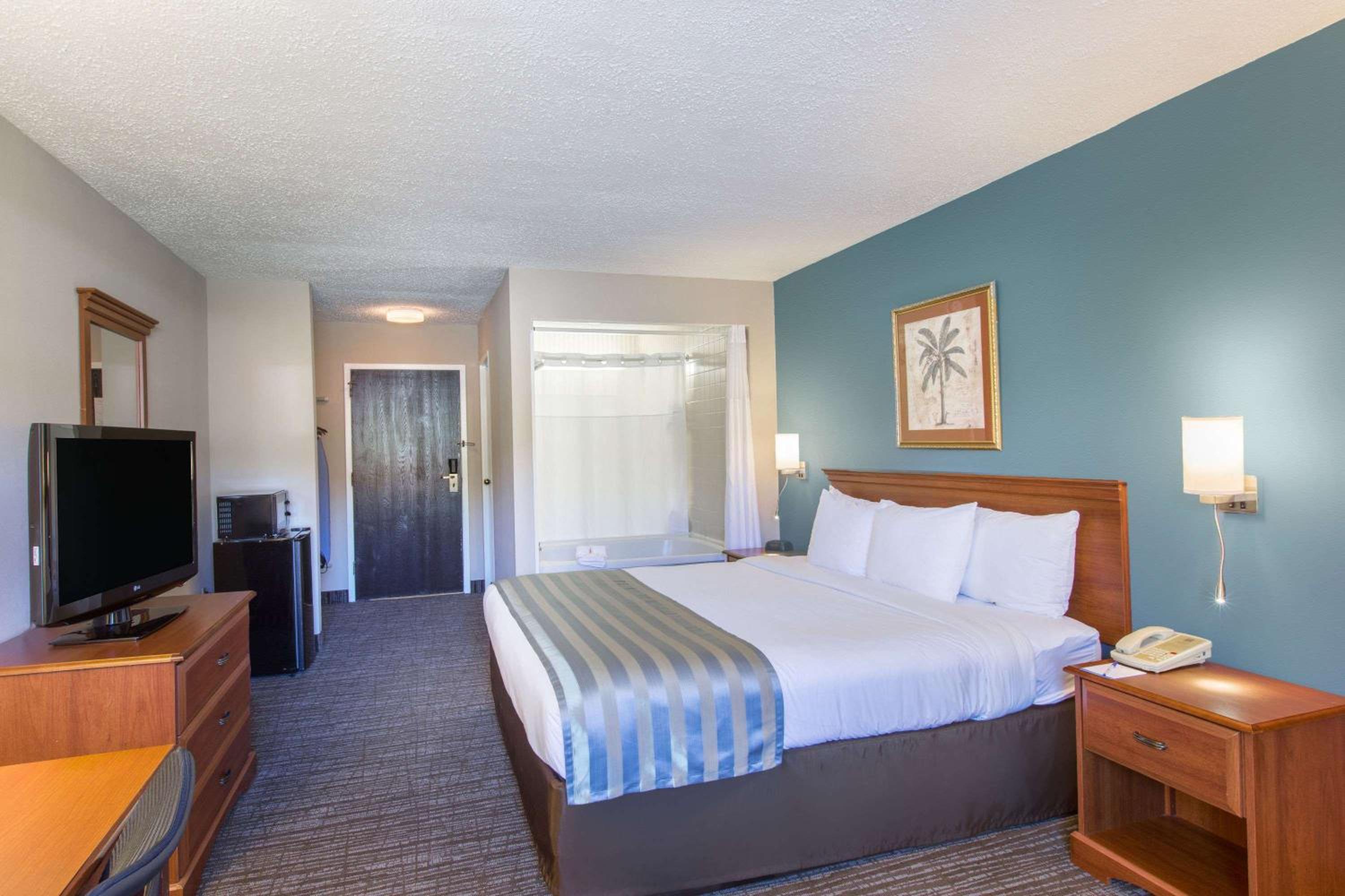 King Suite with Hot Tub - Non-Smoking - Photo 1