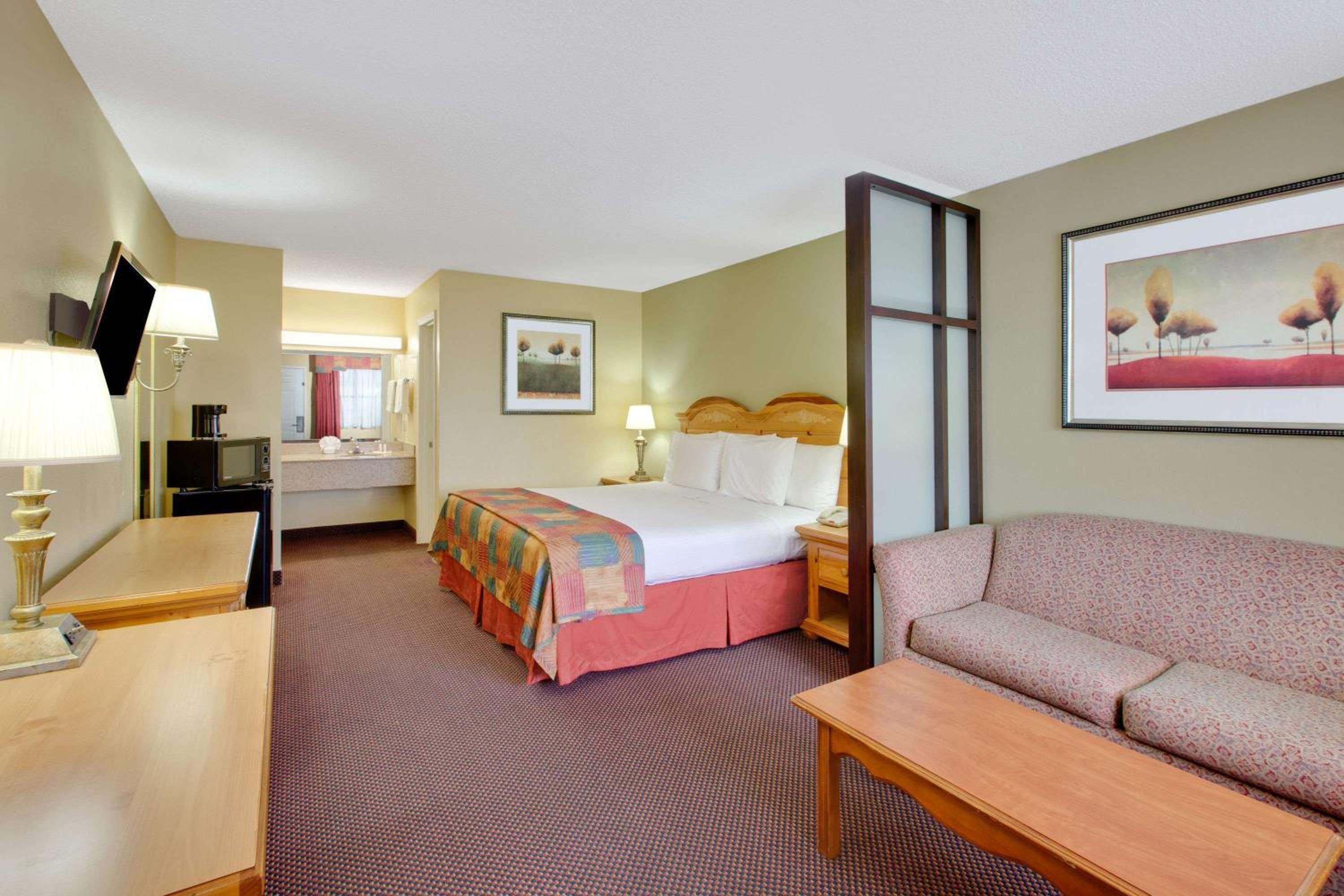 King Suite - Non-Smoking photo 1