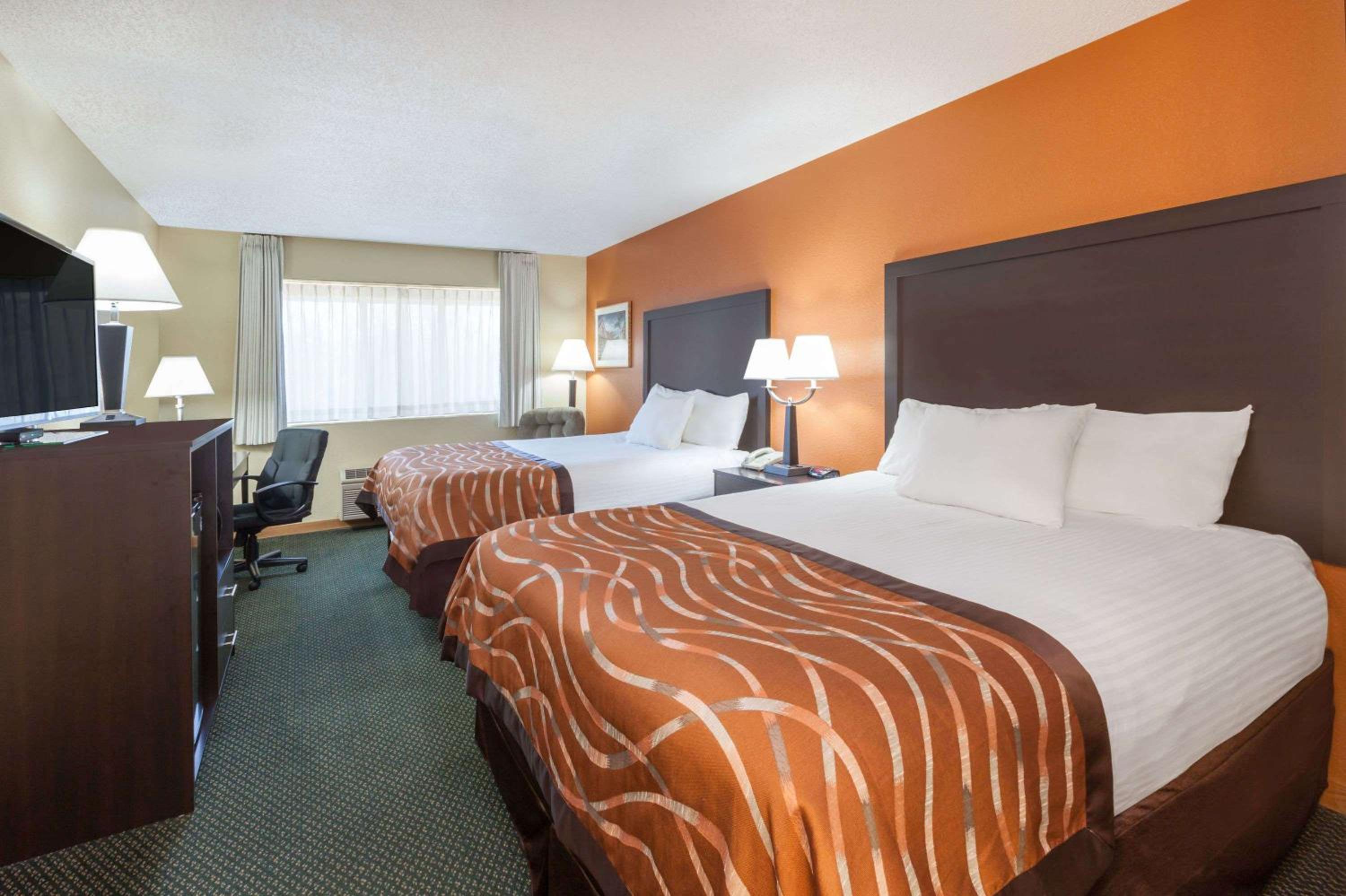 Queen Room with Two Queen Beds - Non-Smoking photo 2