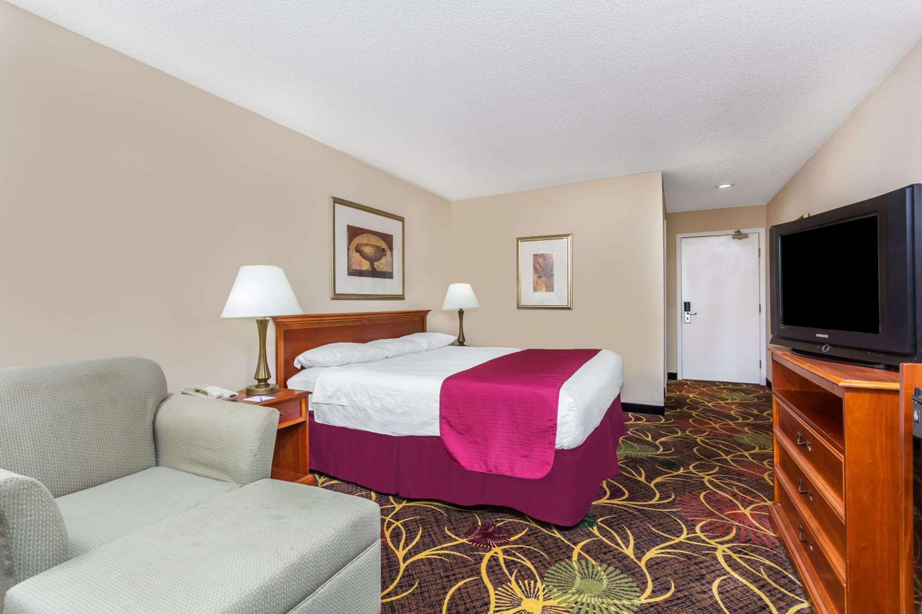 Deluxe King Room - Non-Smoking photo 2
