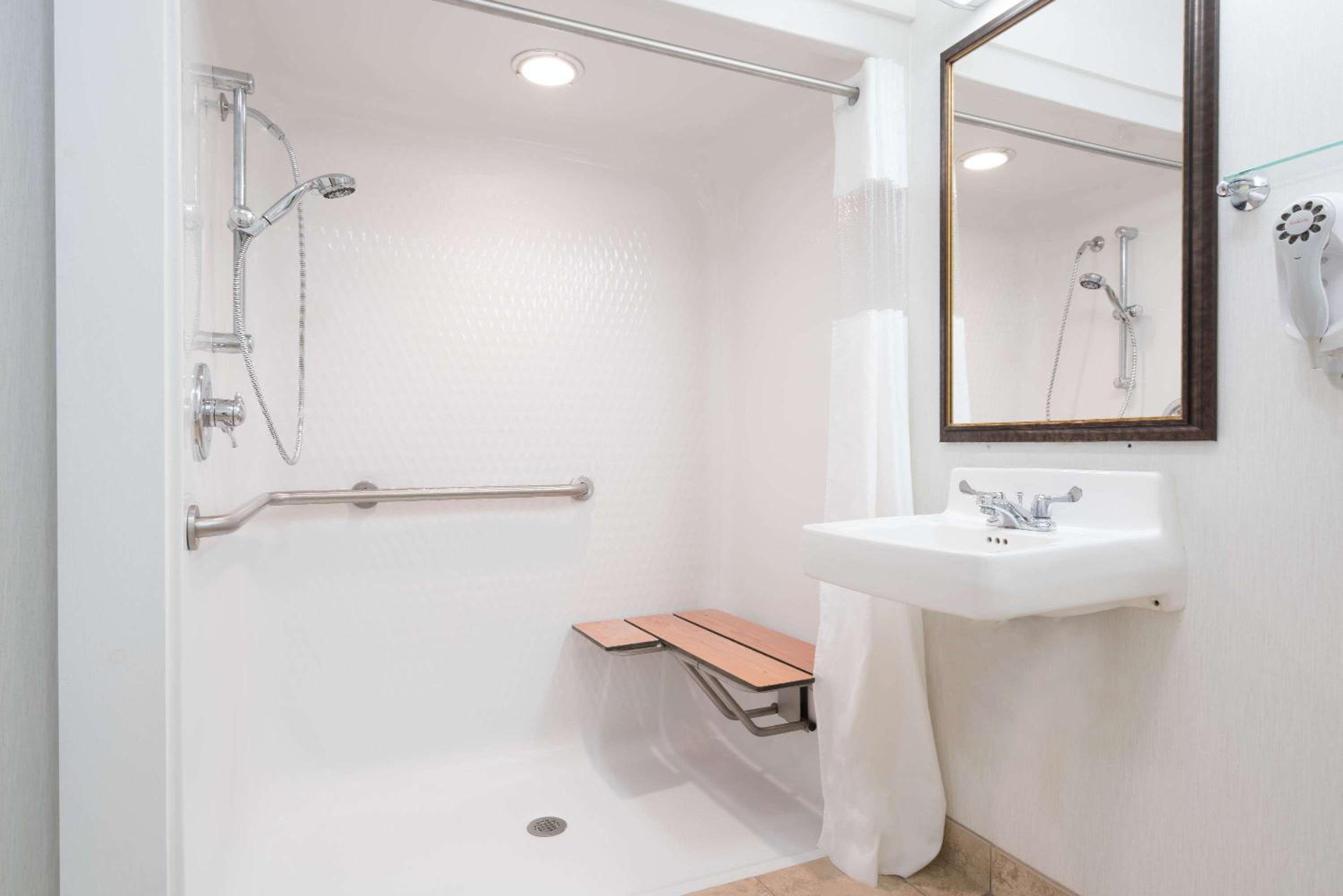 King Studio Suite - Mobility Access/Non-SmokingÂ  - Photo 3