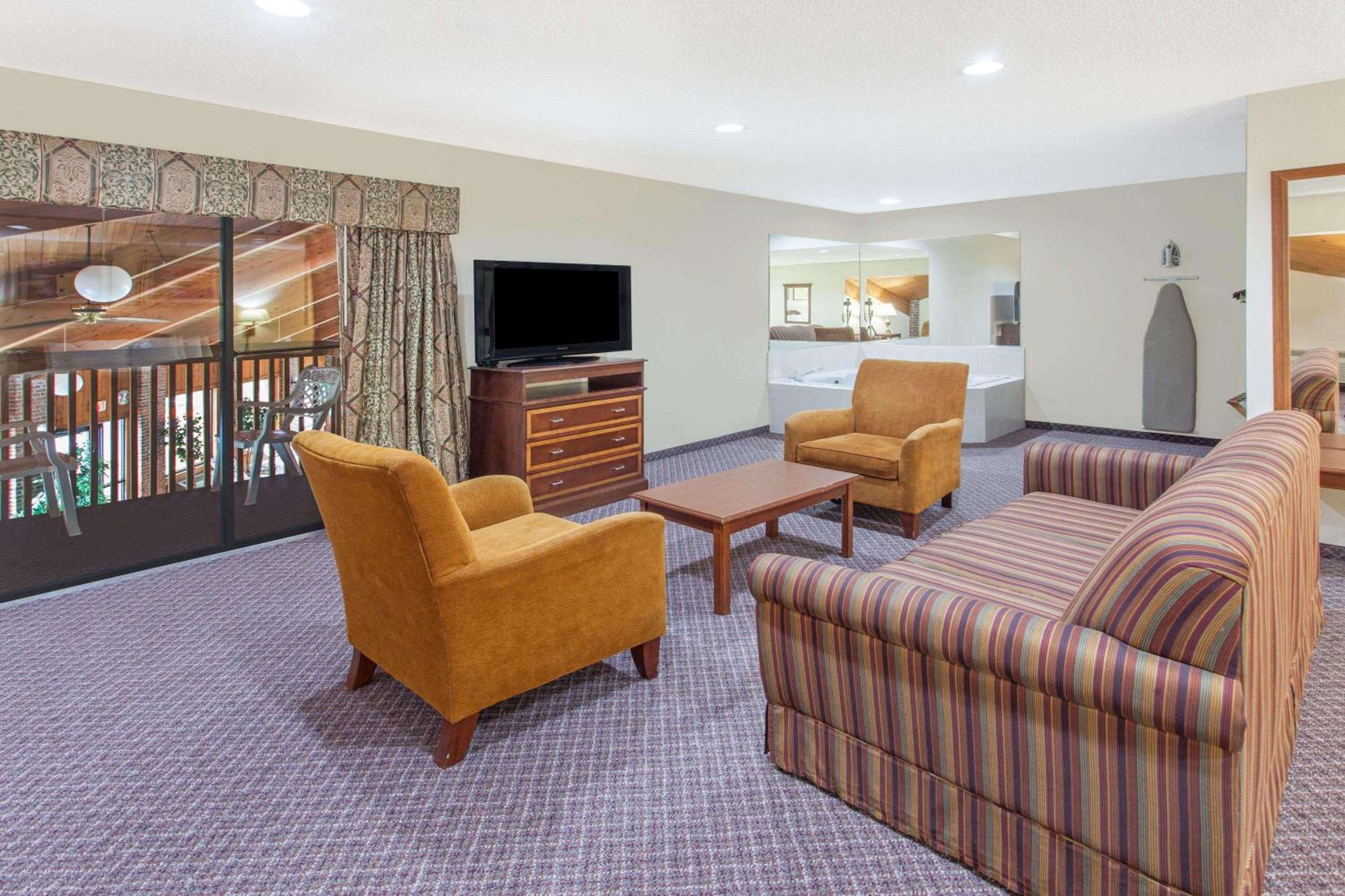 King Suite - Non-Smoking - Photo 1