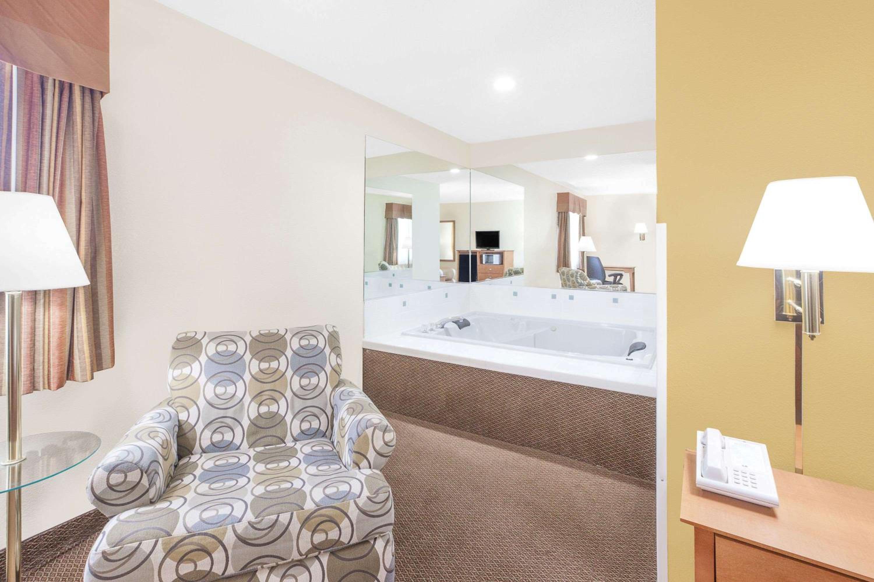 Executive King Suite - Non-Smoking - Photo 2