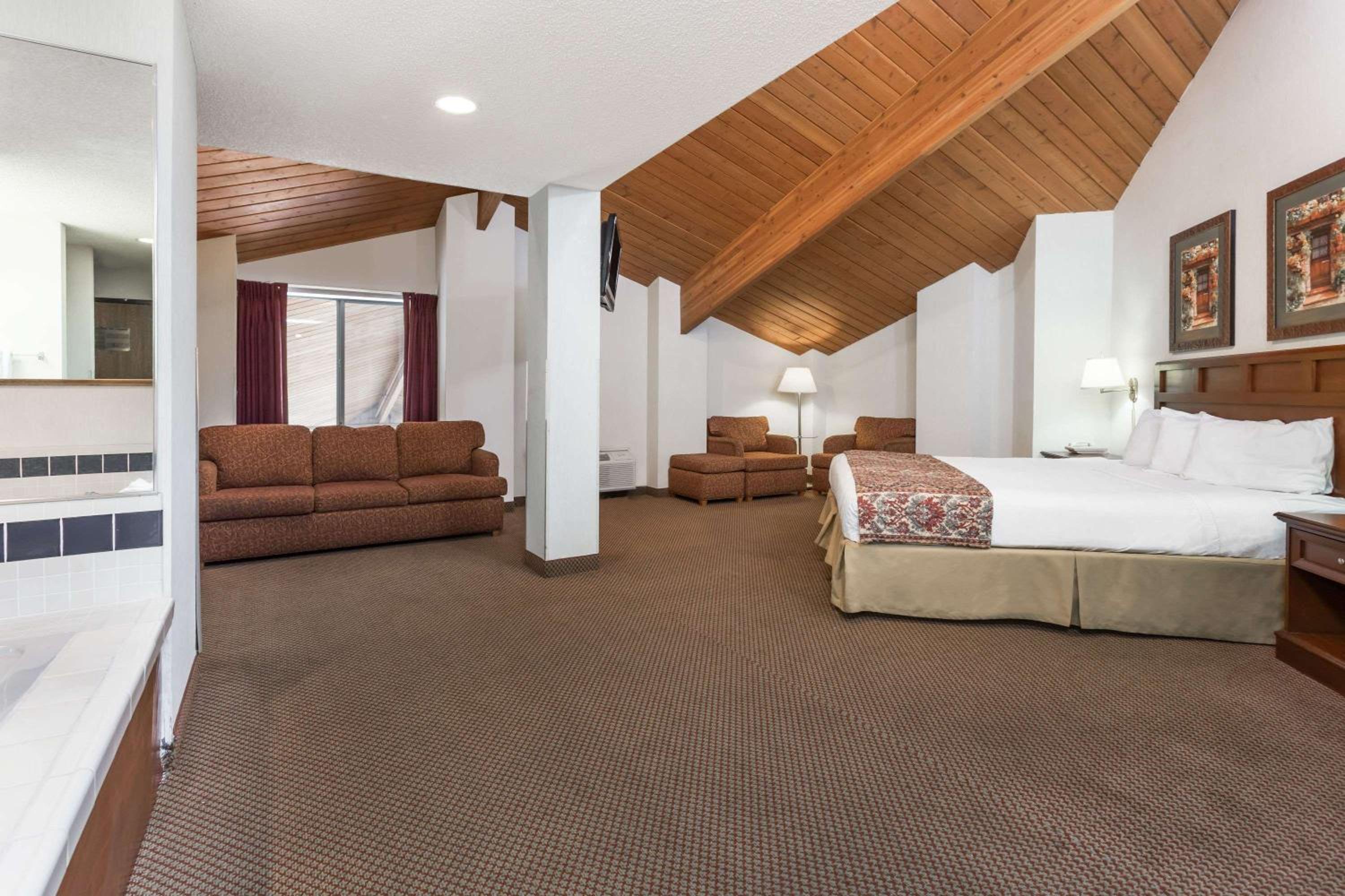 King Suite - Non-Smoking - Photo 3
