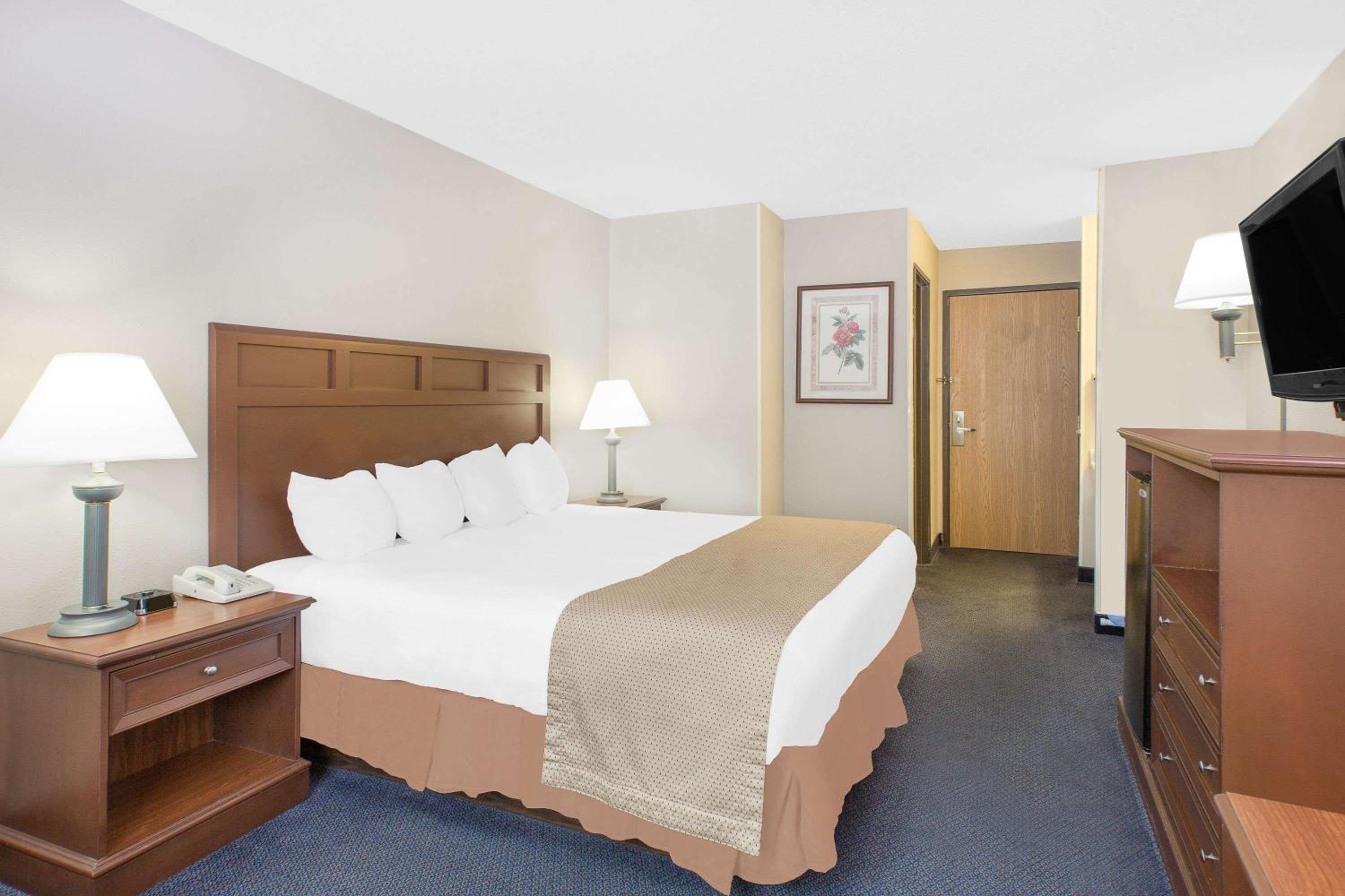 King Room - Non-Smoking - Photo 3