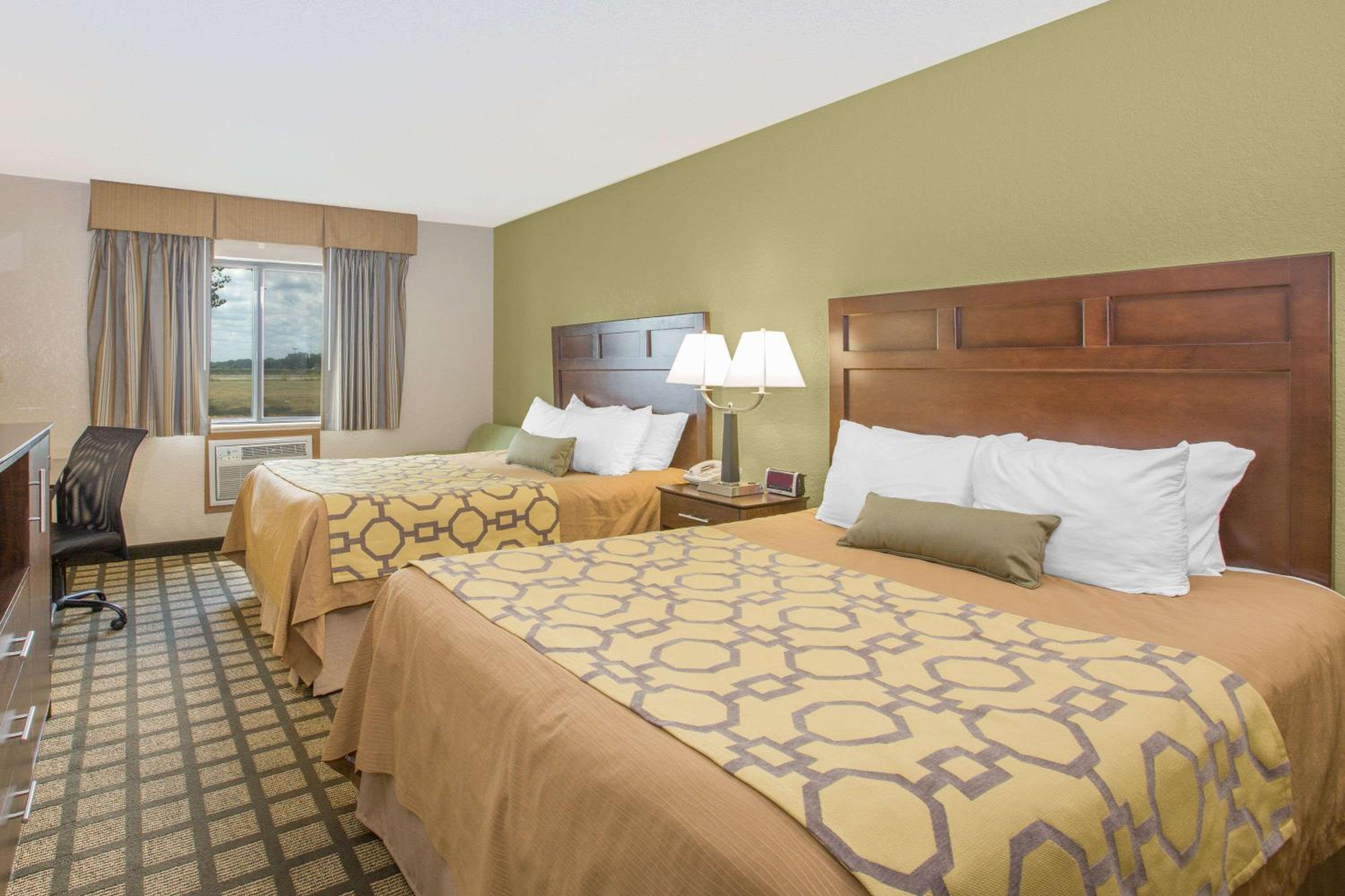 Queen Room with Two Queen Beds - Non-Smoking - Photo 4