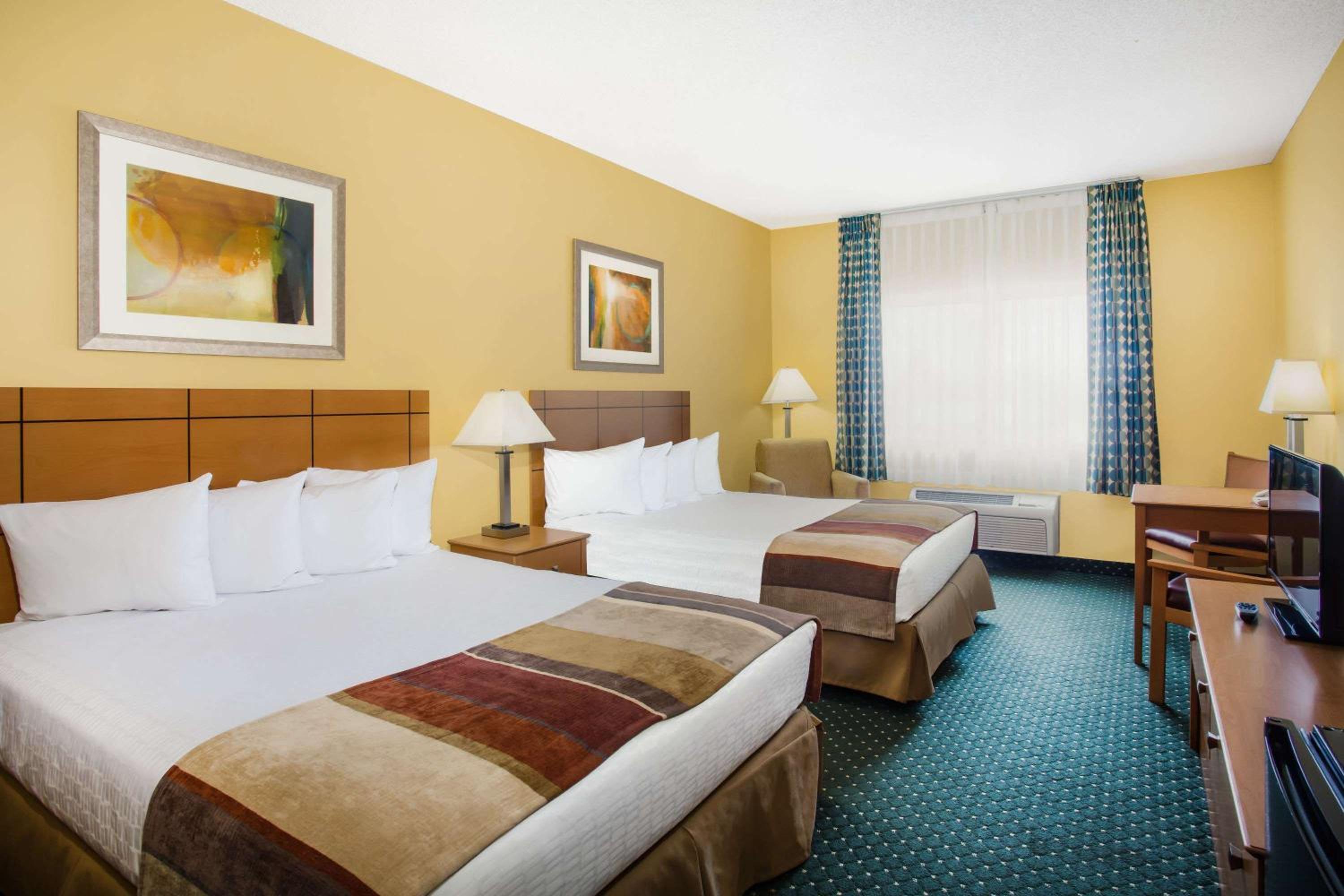 Queen Room with Two Queen Beds - Non-Smoking - Photo 1