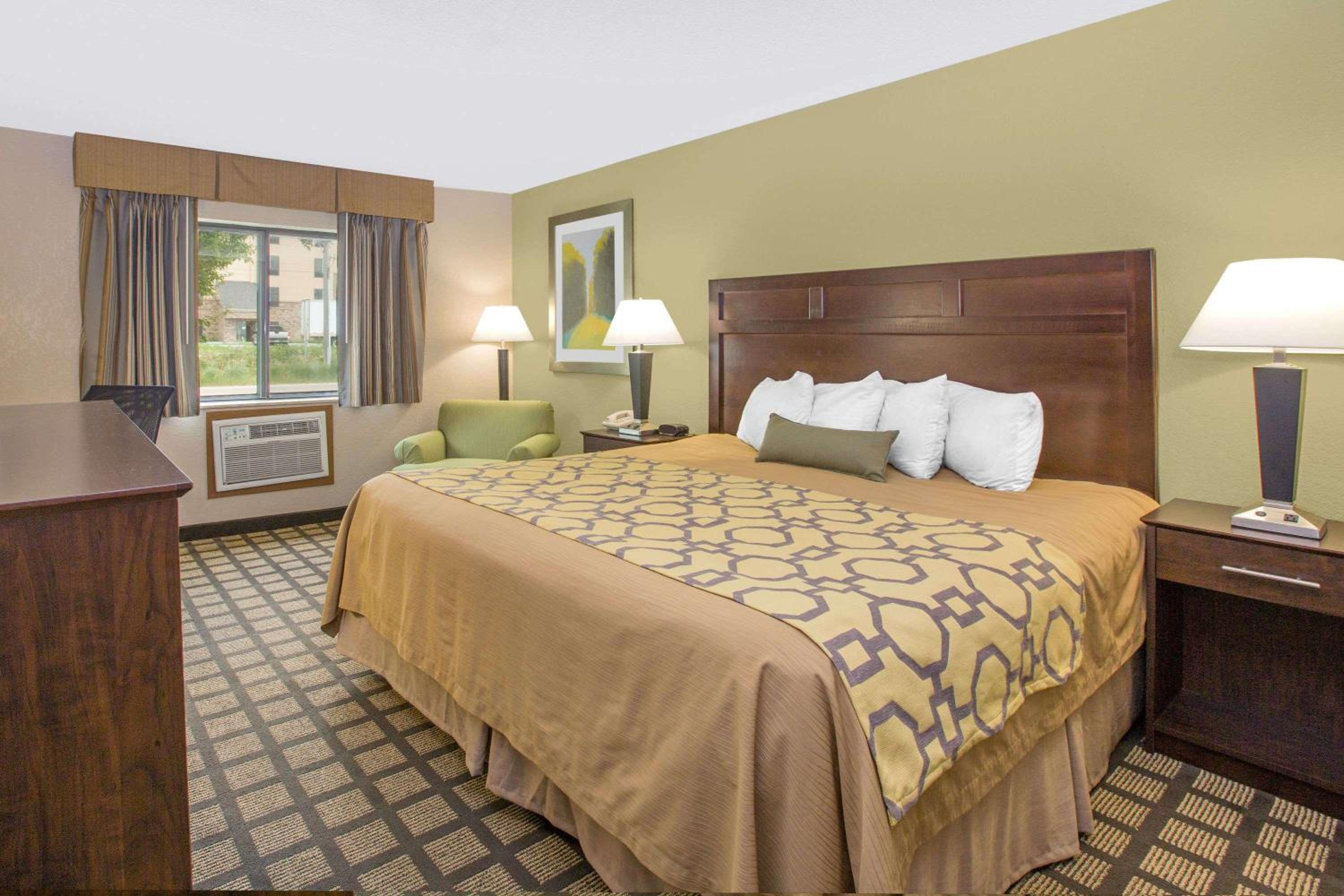 King Room - Non-Smoking - Photo 3