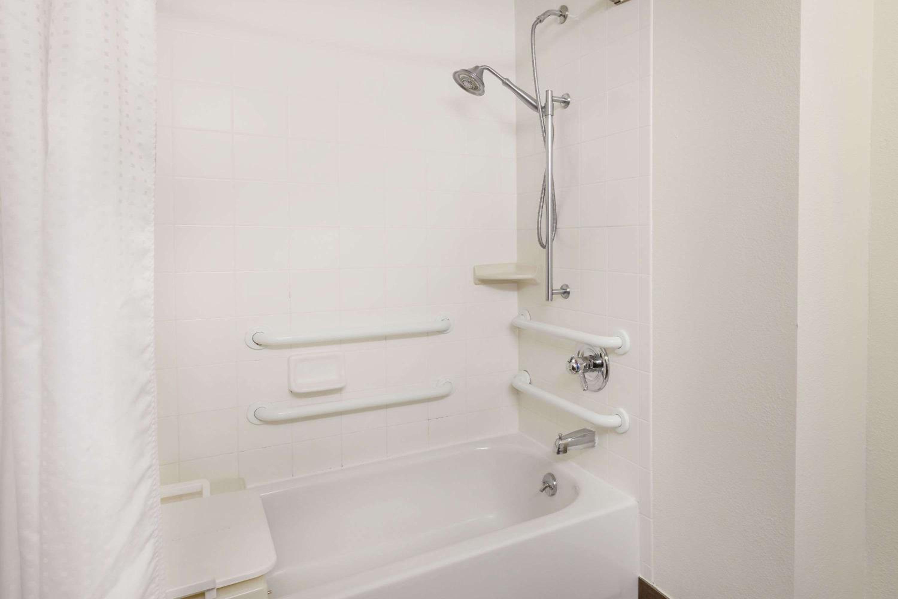 Queen Room with Roll-In Shower - Mobility Accessible/Non-Smoking - Photo 6