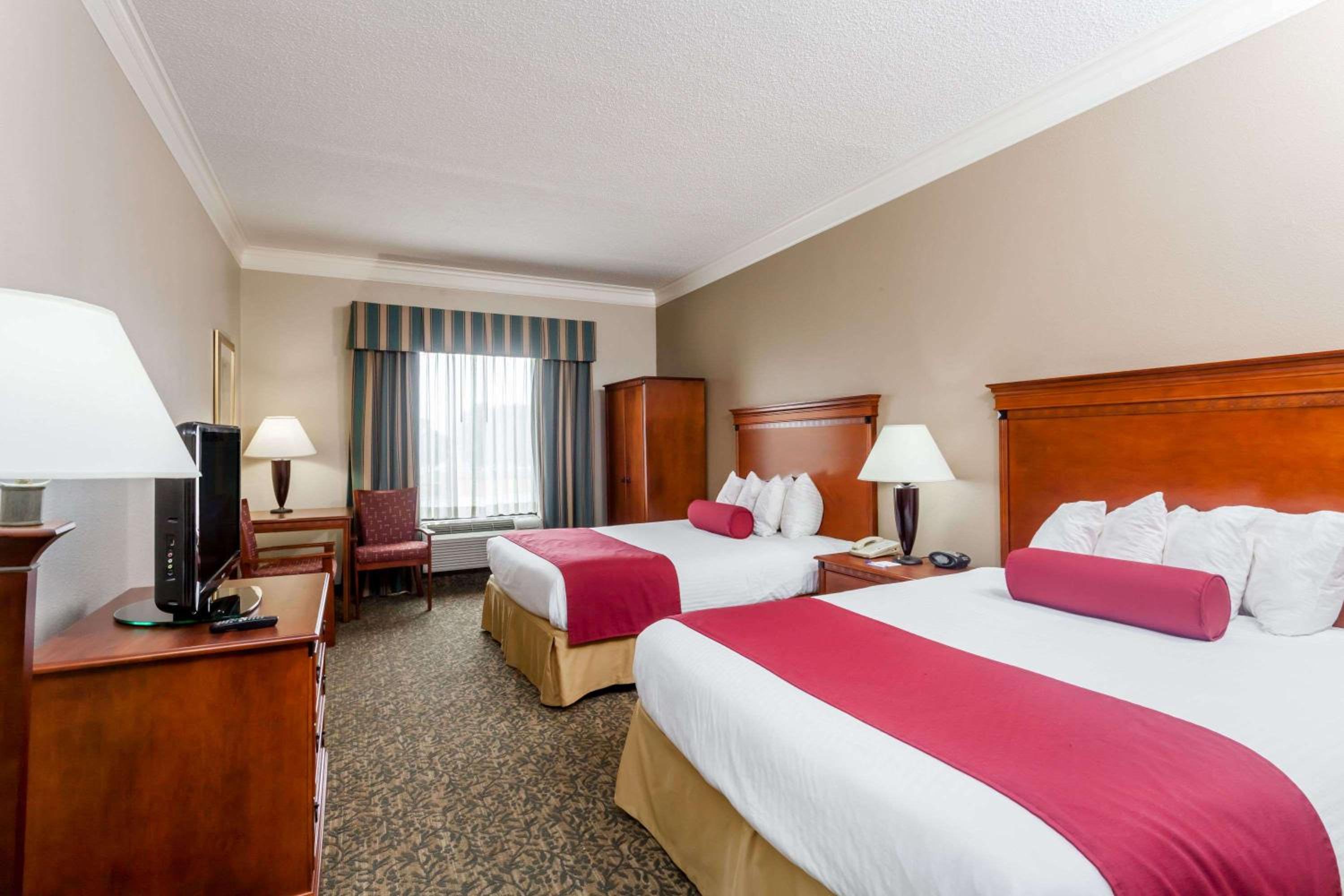 Queen Room with Two Queen Beds - Non-Smoking - Photo 1