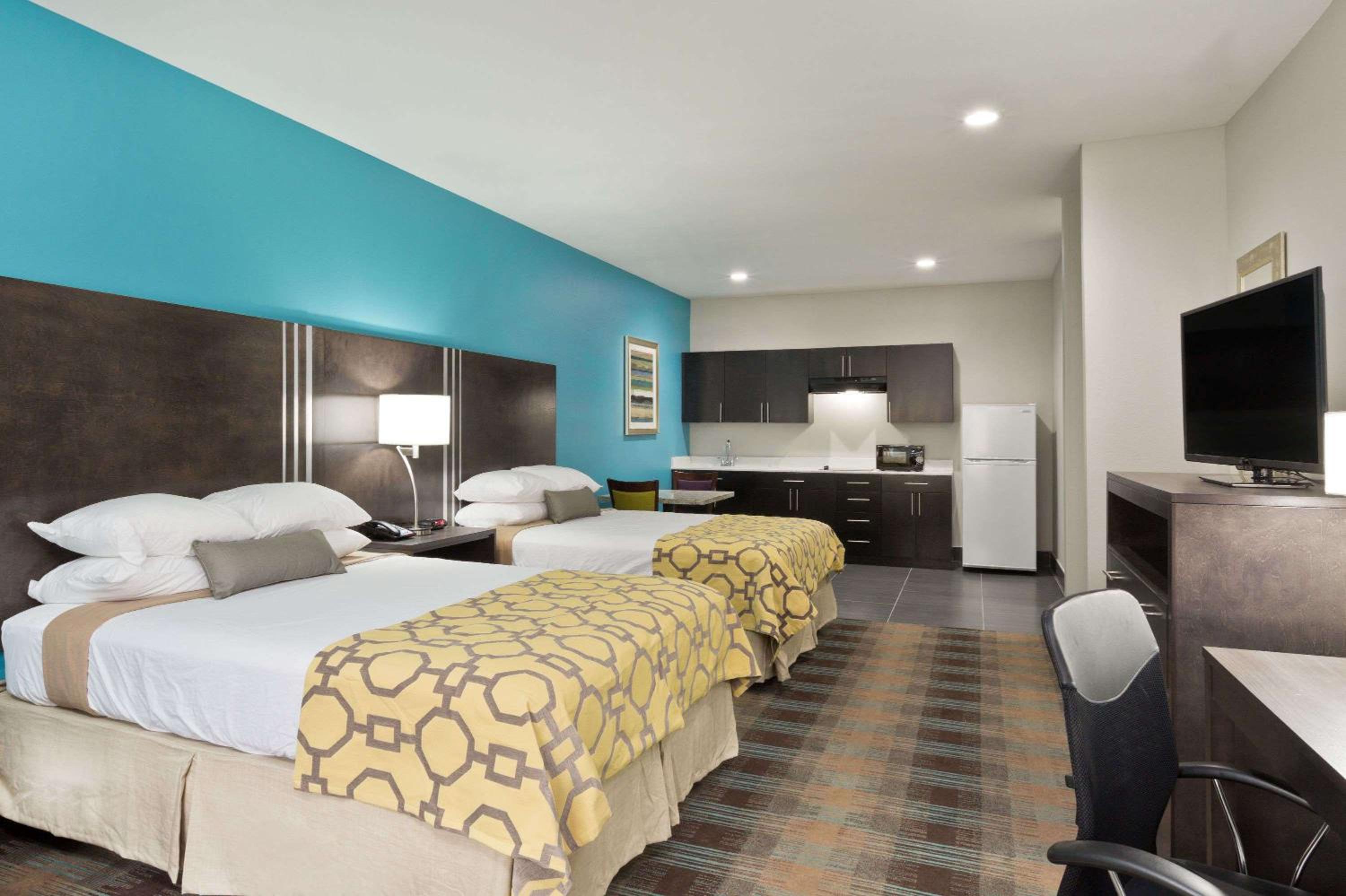 Queen Room with Two Queen Beds - Non-Smoking photo 1