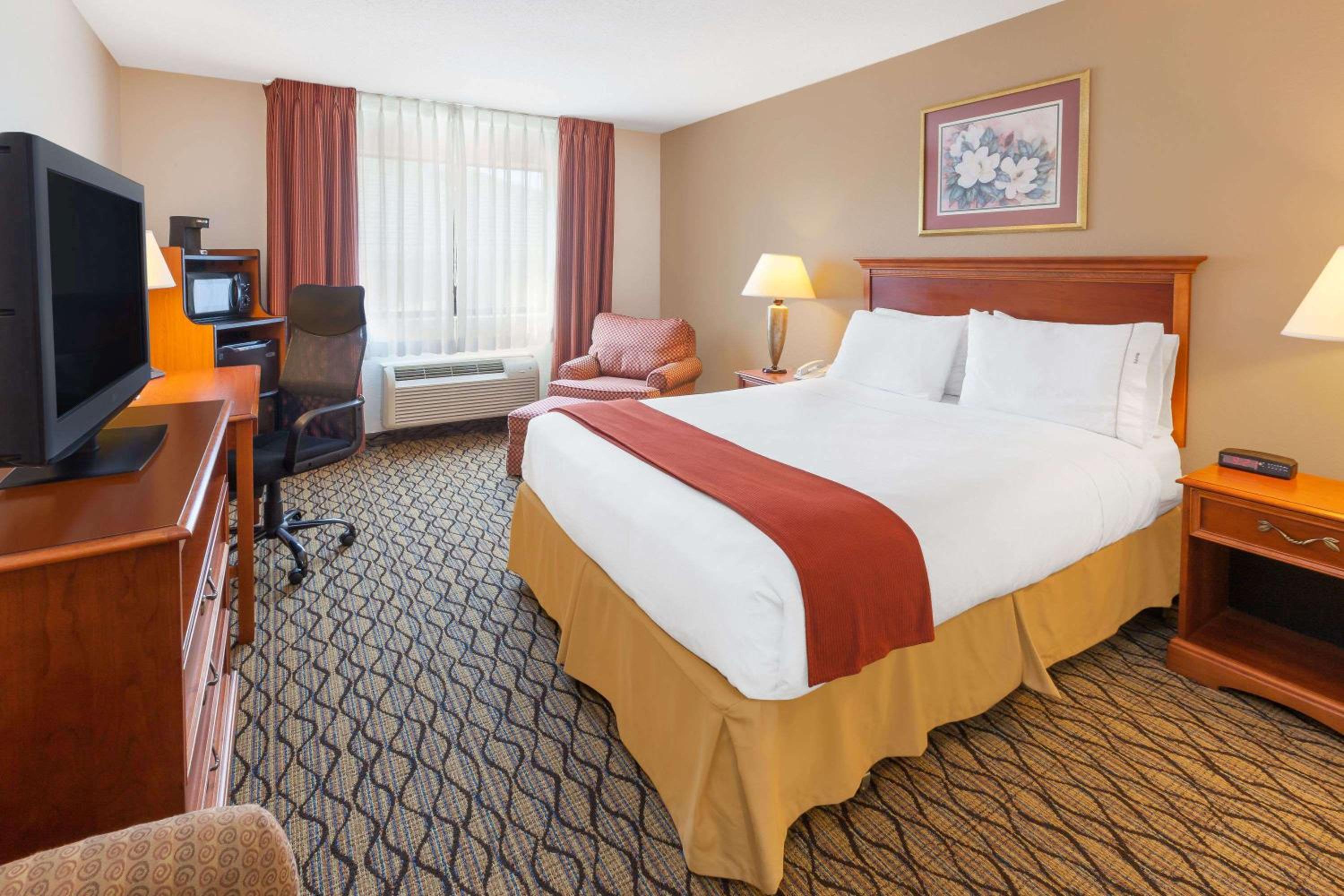 Queen Room with Roll-In Shower - Mobility Accessible/Non-Smoking - Photo 1