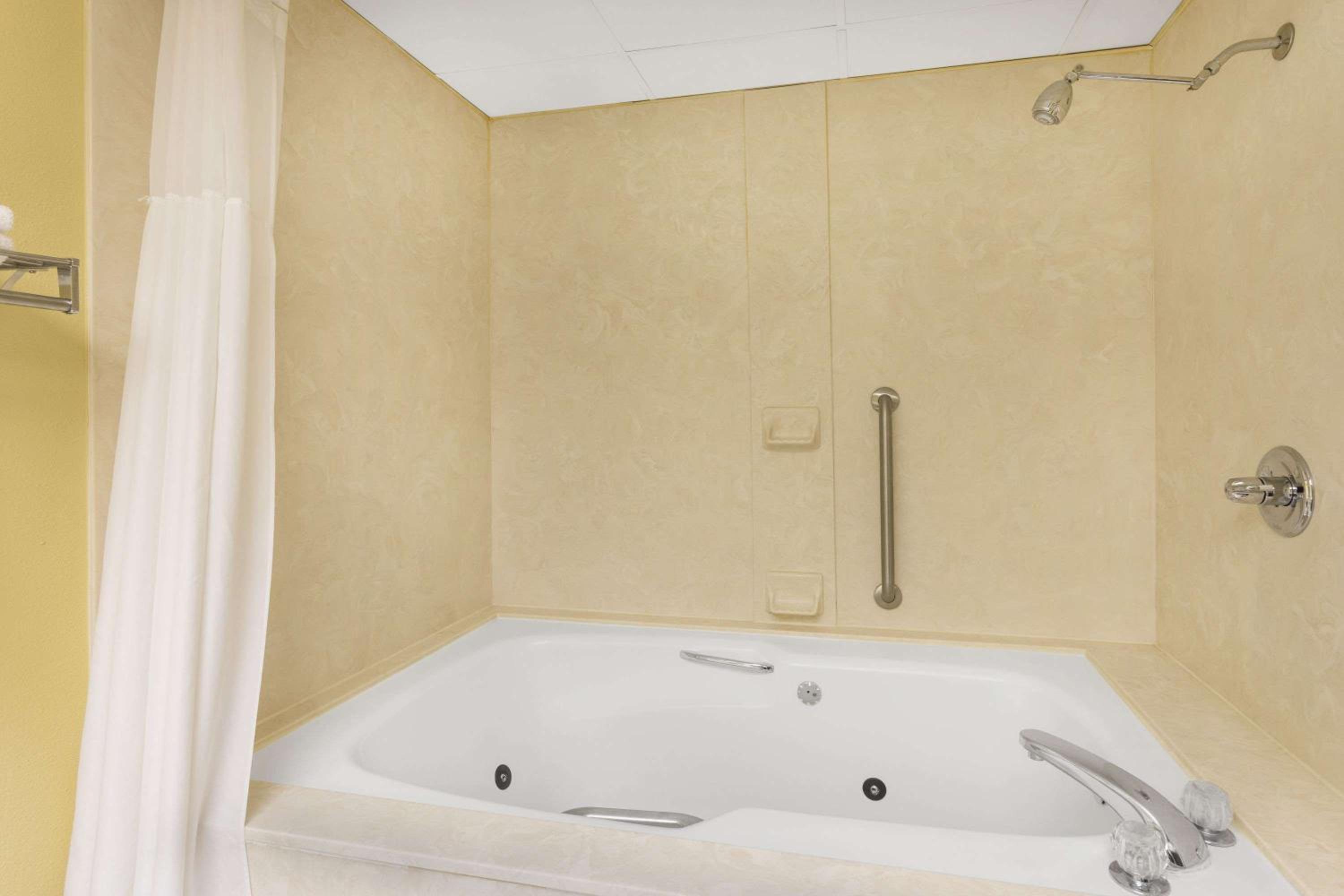 King Suite - Non-Smoking - Photo 2