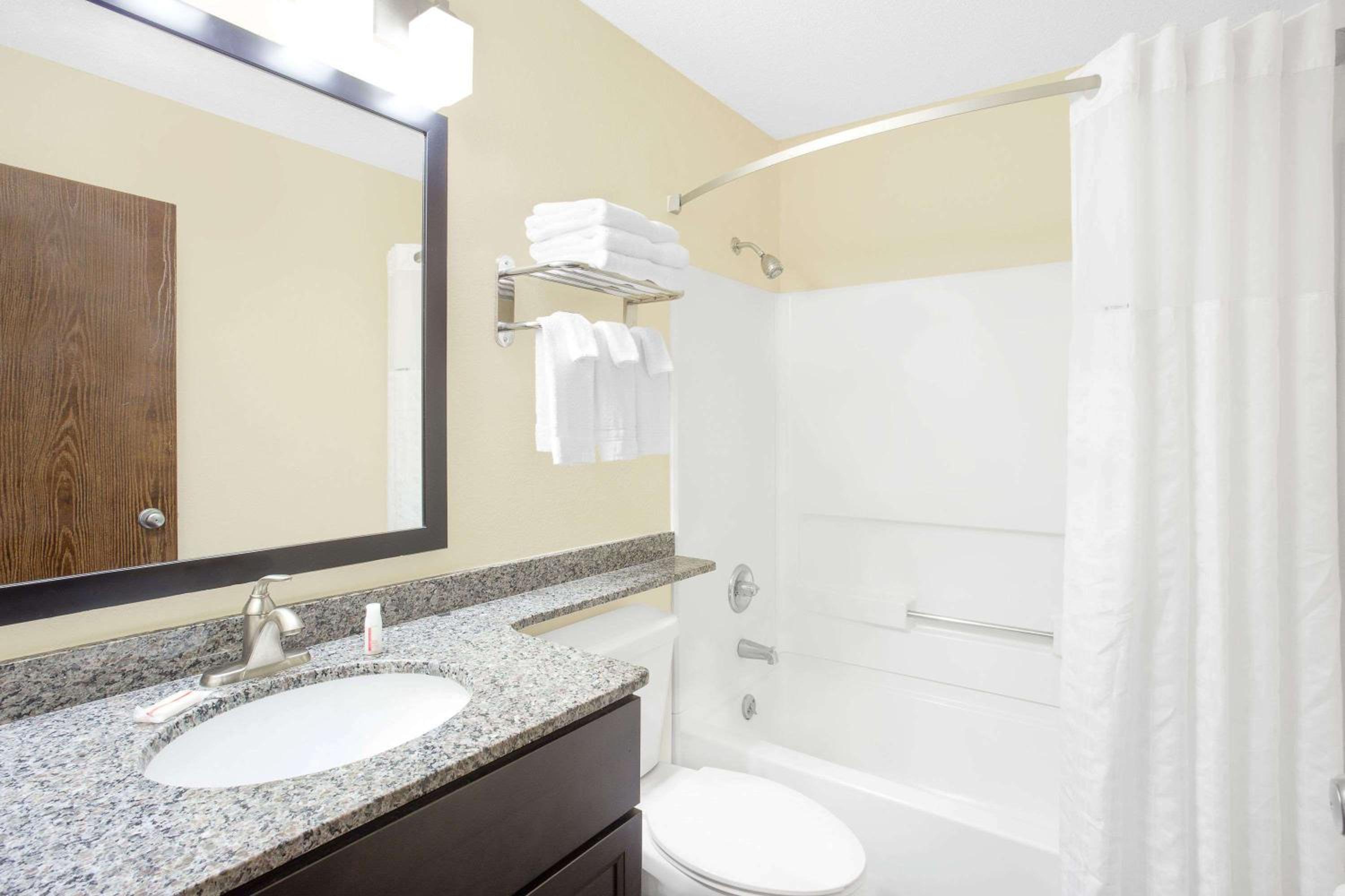 Queen Room with Two Queen Beds - Pet Friendly/Non-Smoking photo 3