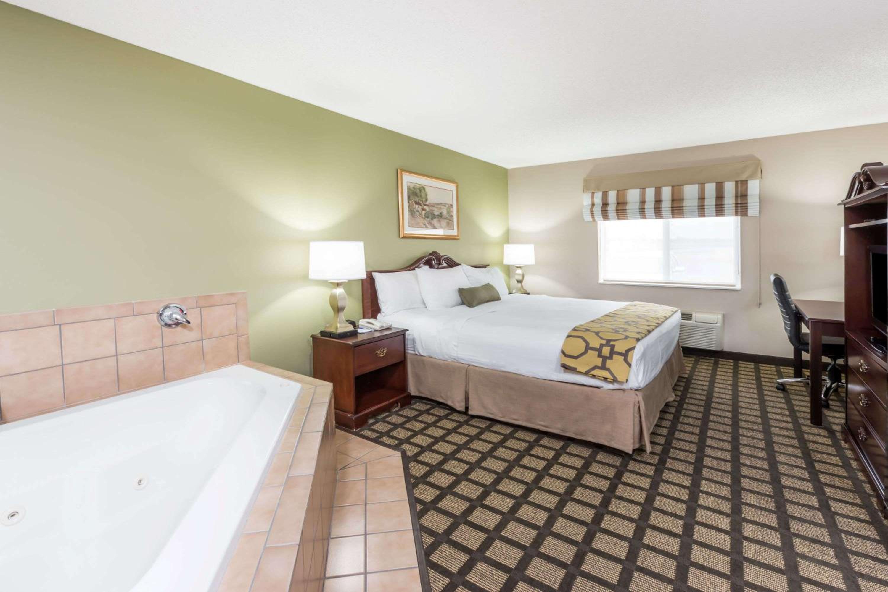 Deluxe King Room - Non-Smoking - Photo 1