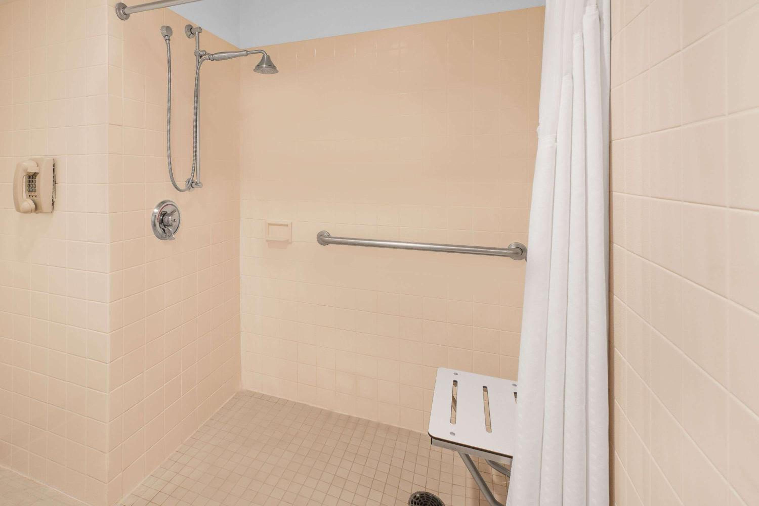 Queen Room - Disability Access/Non-Smoking - Photo 3