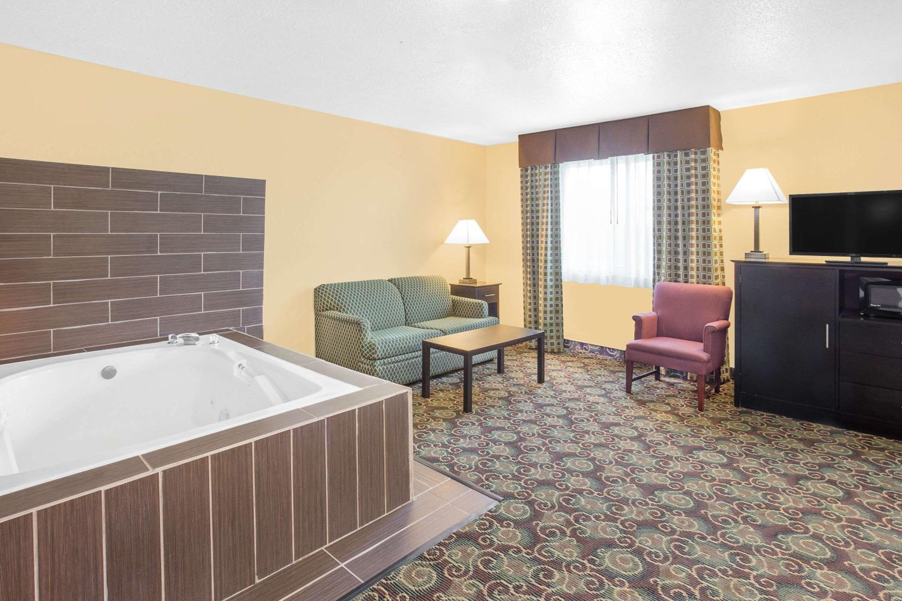 Deluxe King Studio Suite - Non-Smoking photo 3