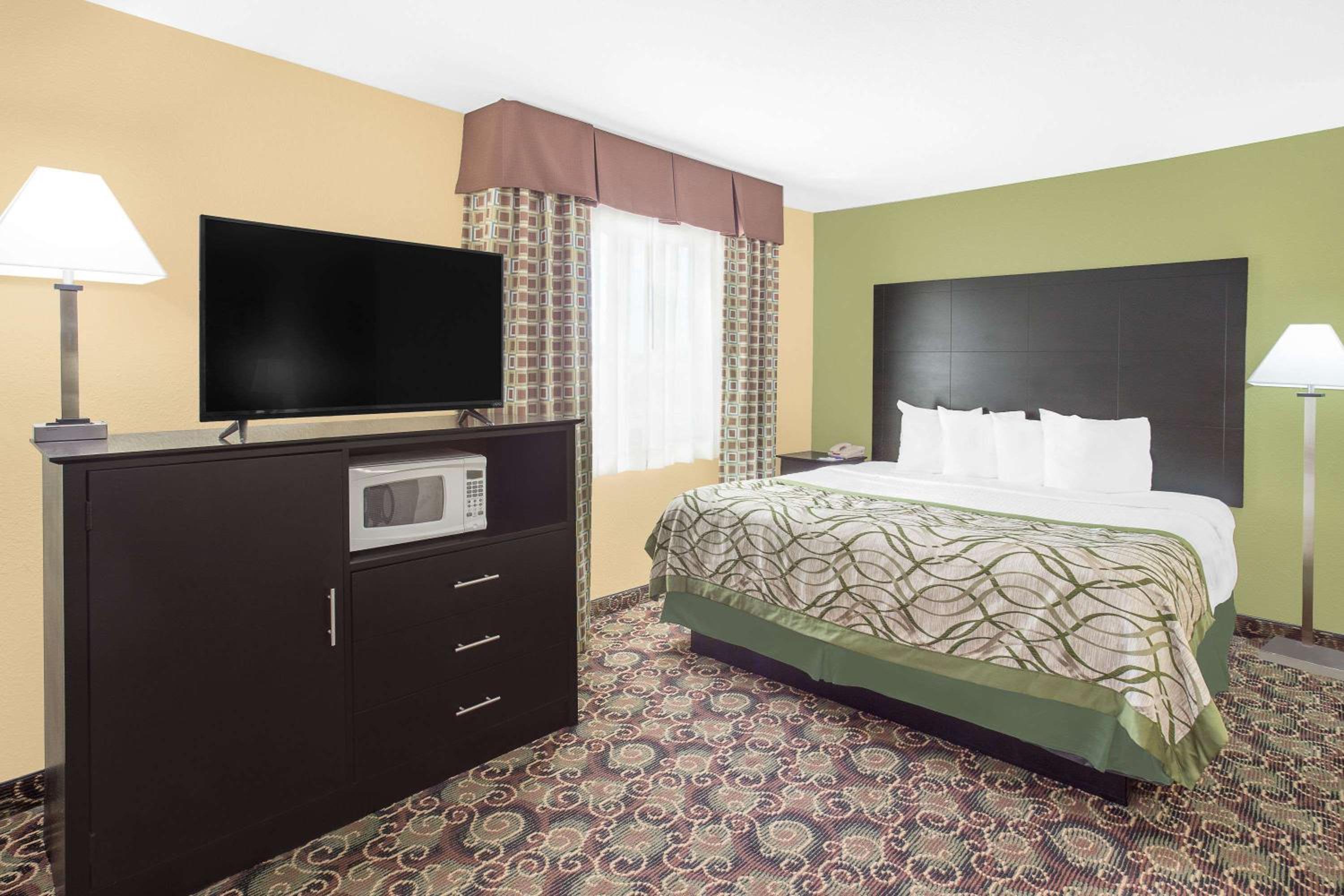 Queen Room - Disability Access/Non-Smoking photo 3