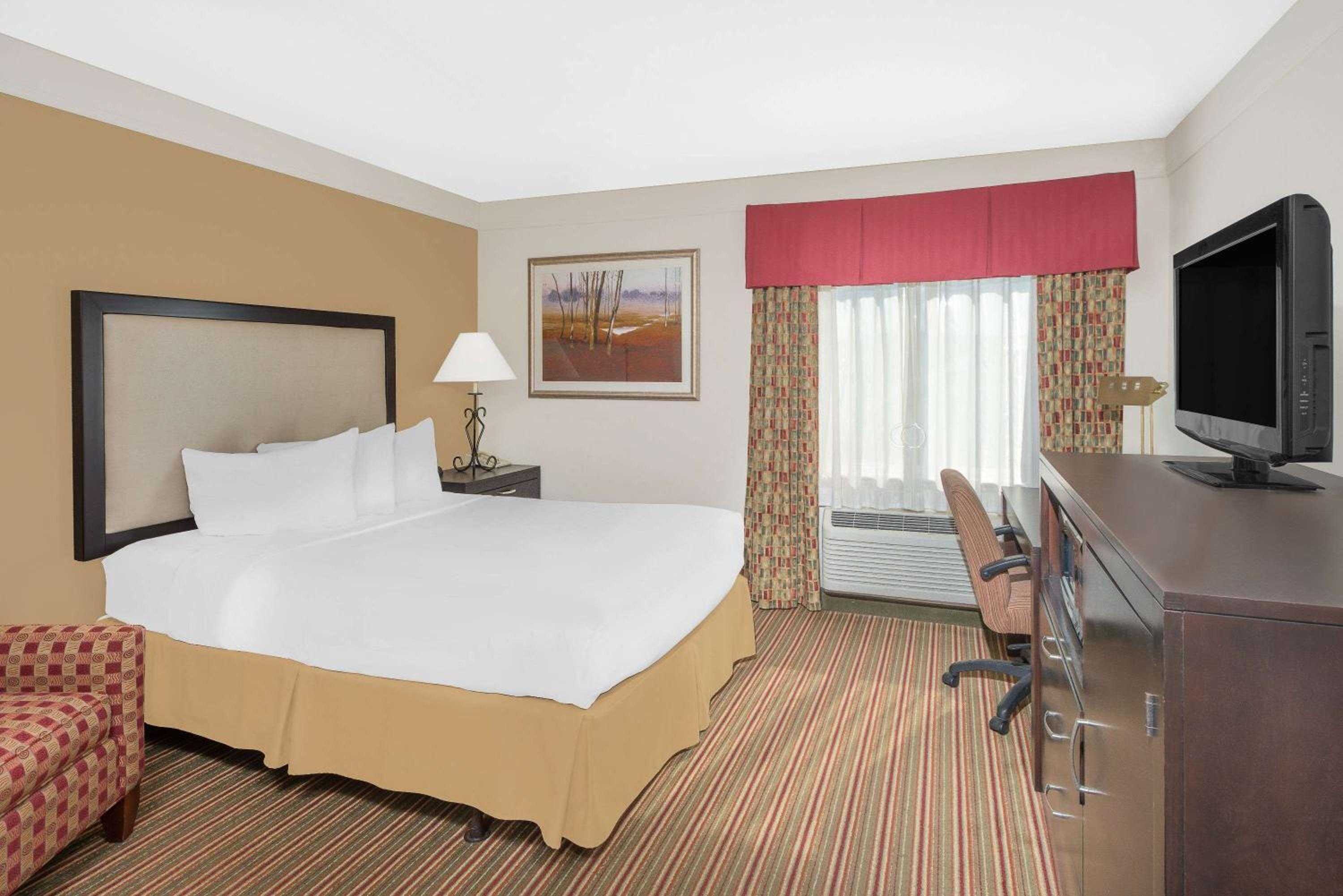 King Room - Non-Smoking - Photo 4