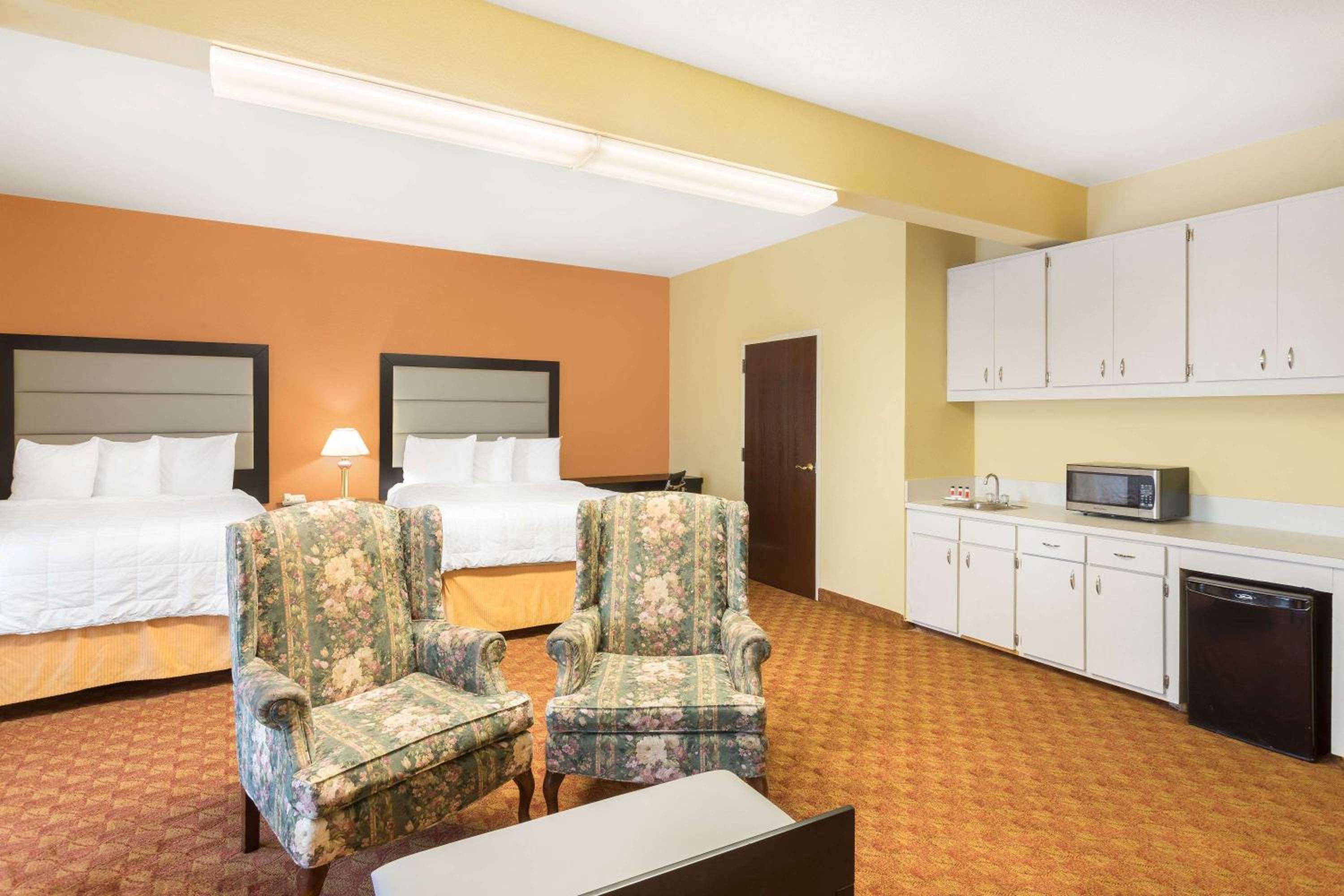 Queen Suite with Two Queen Beds and One Murphy Bed - Non-Smoking - Photo 1
