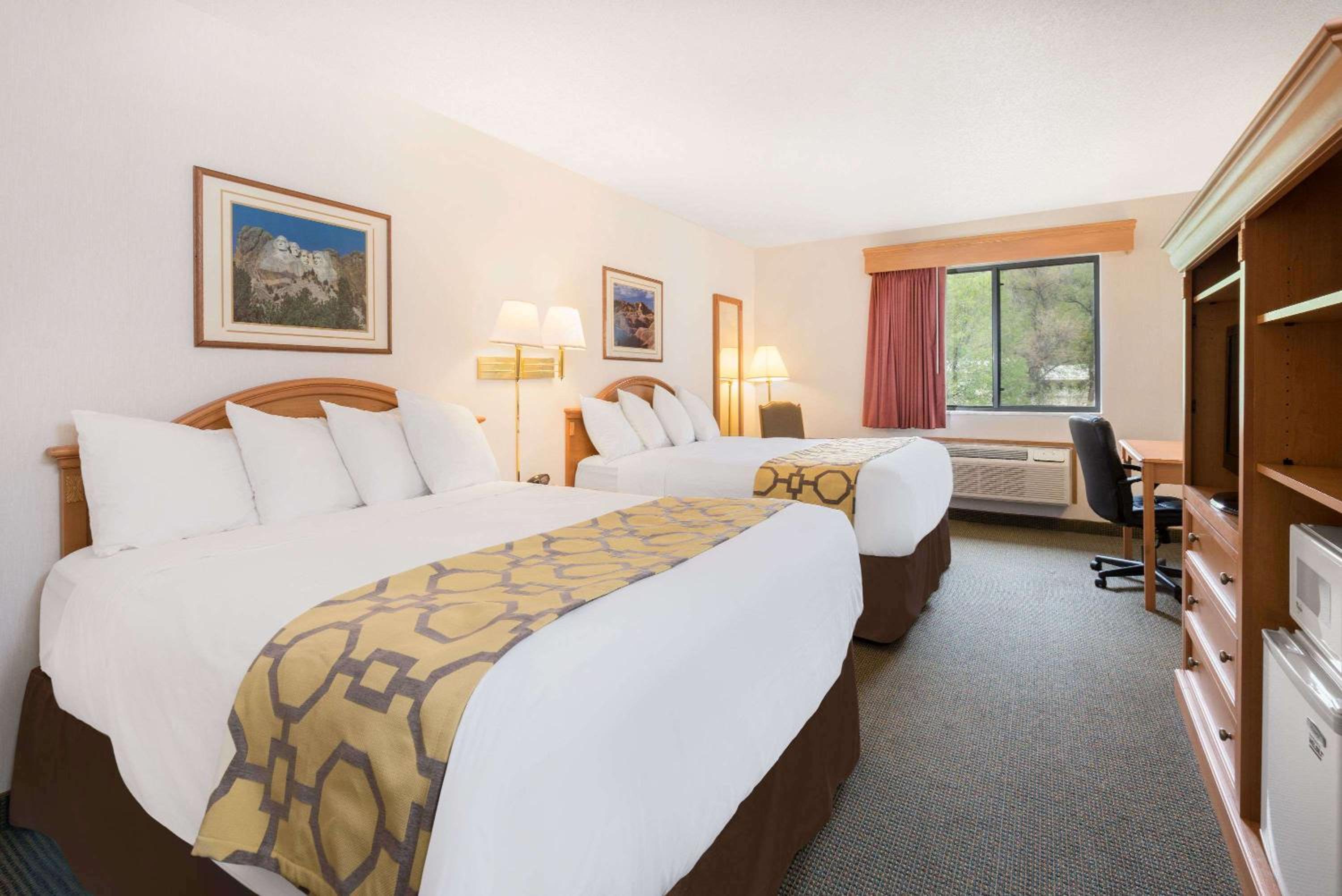 Queen Room with Two Queen Beds - Non-Smoking - Photo 1
