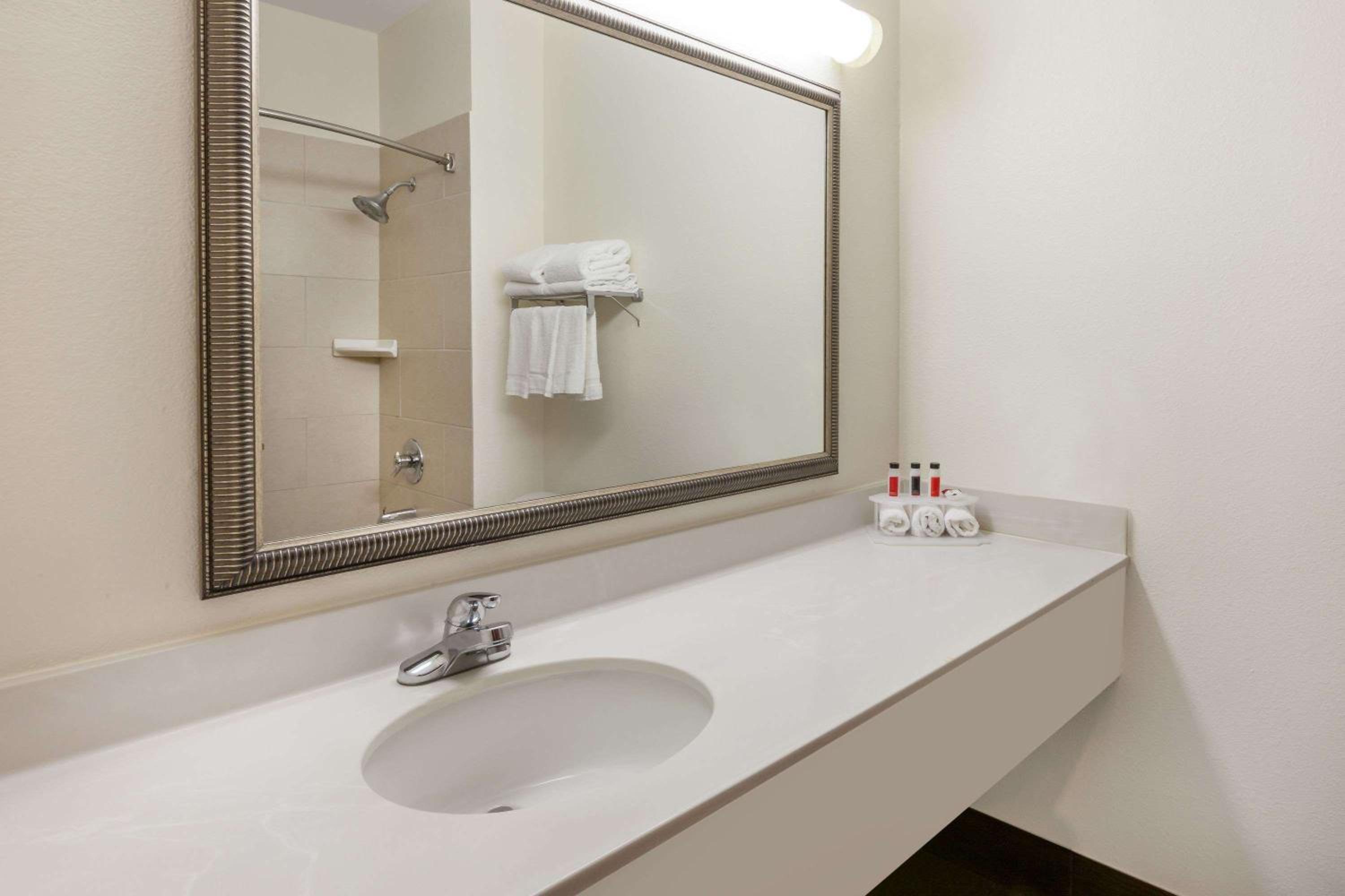 King Room - Non-Smoking - Photo 2