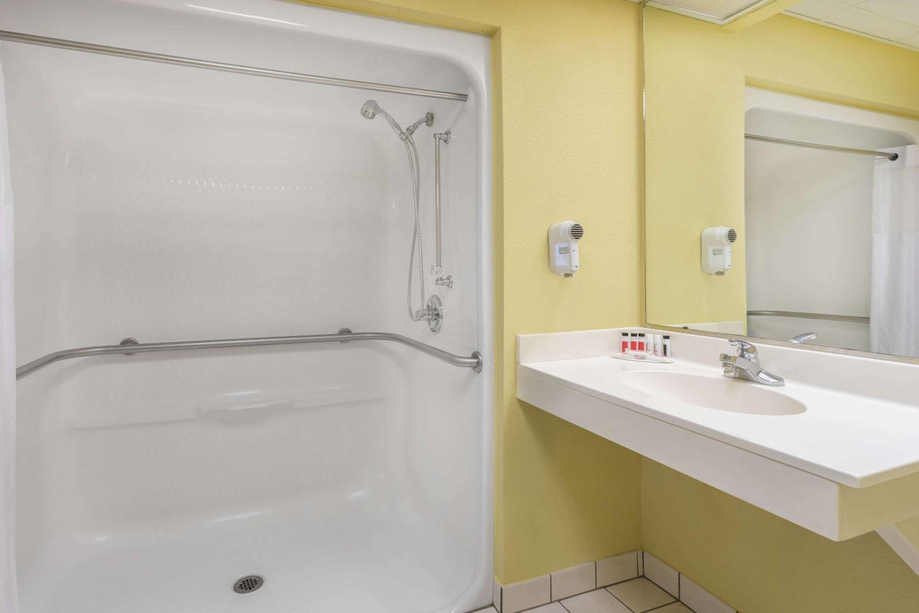 Queen Suite with Two Queen Beds and One Murphy Bed - Non-Smoking - Photo 8