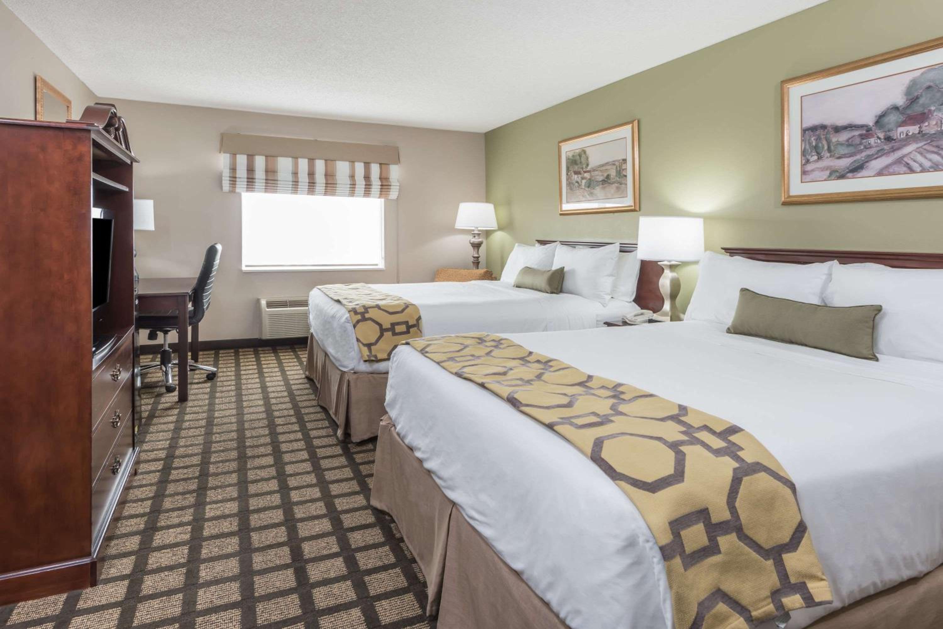 Queen Room with Two Queen Beds and Lake View - Accessible/Non-Smoking - Photo 1