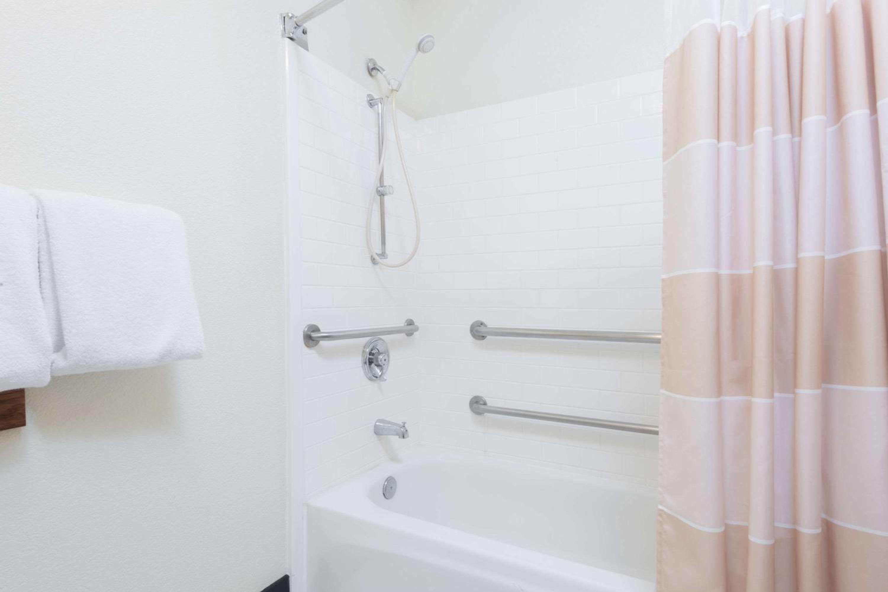 Deluxe Queen Room - Disability Access/Non-Smoking - Photo 7