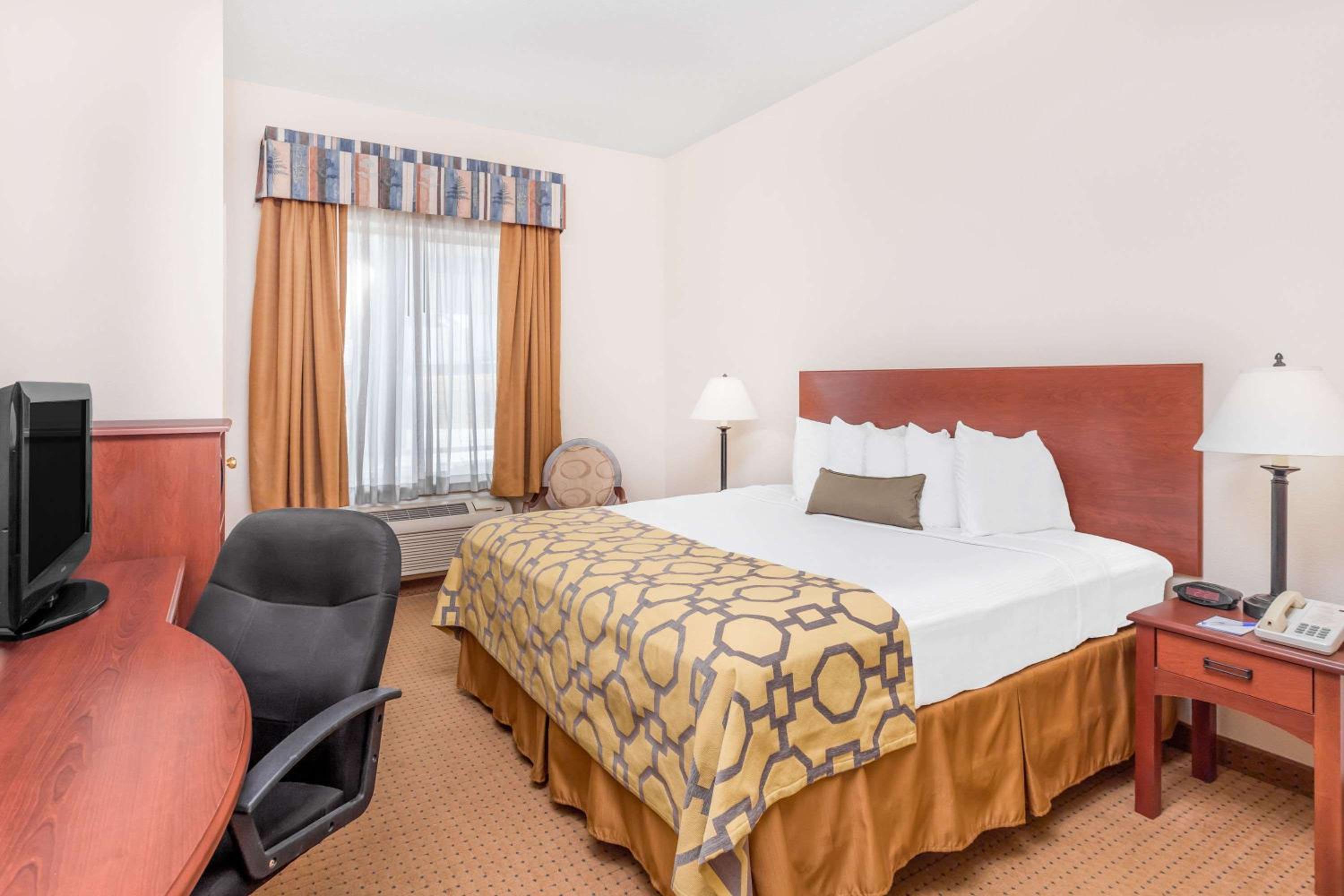 King Room - Non-Smoking - Photo 1