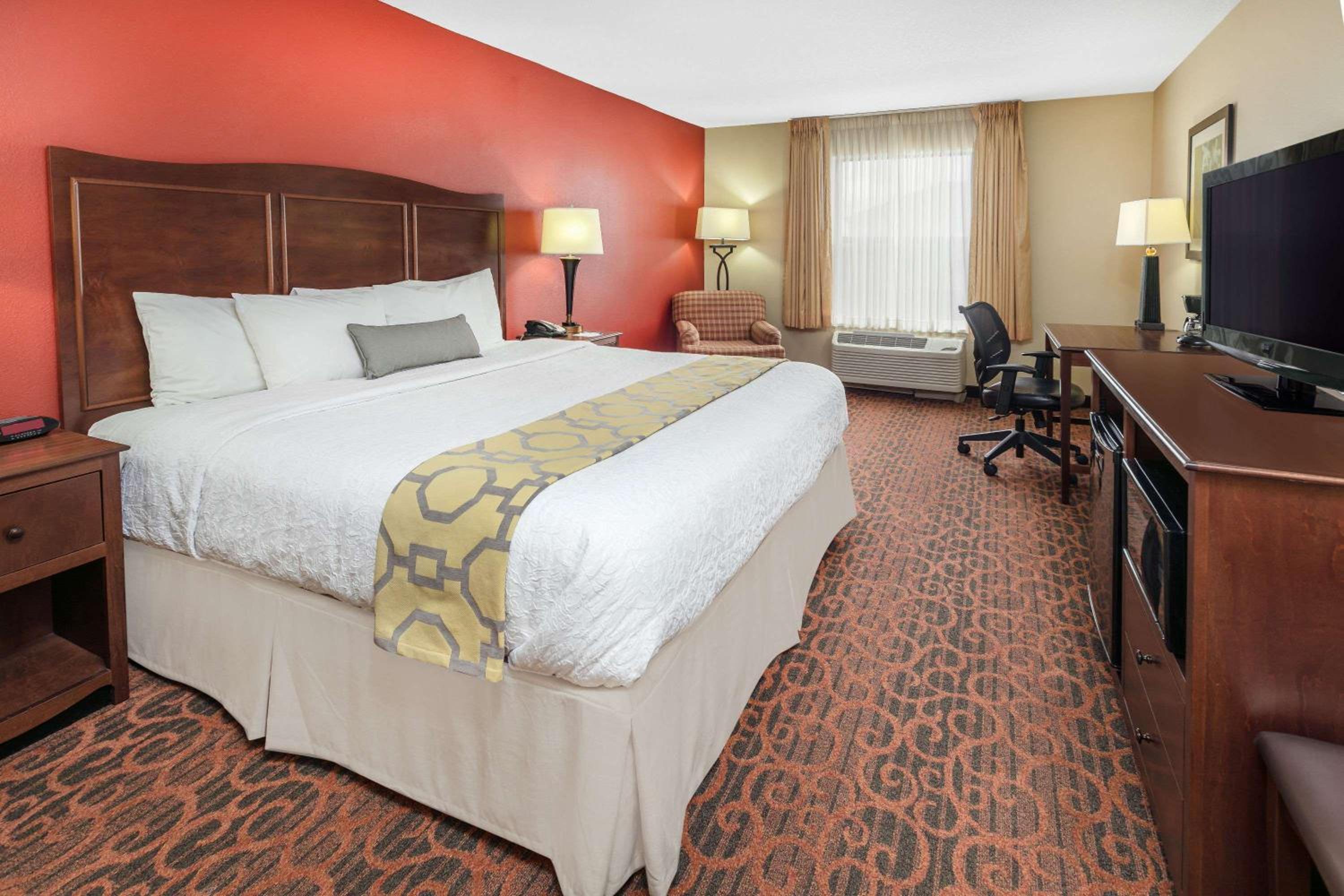 King Room - Non-Smoking - Photo 3