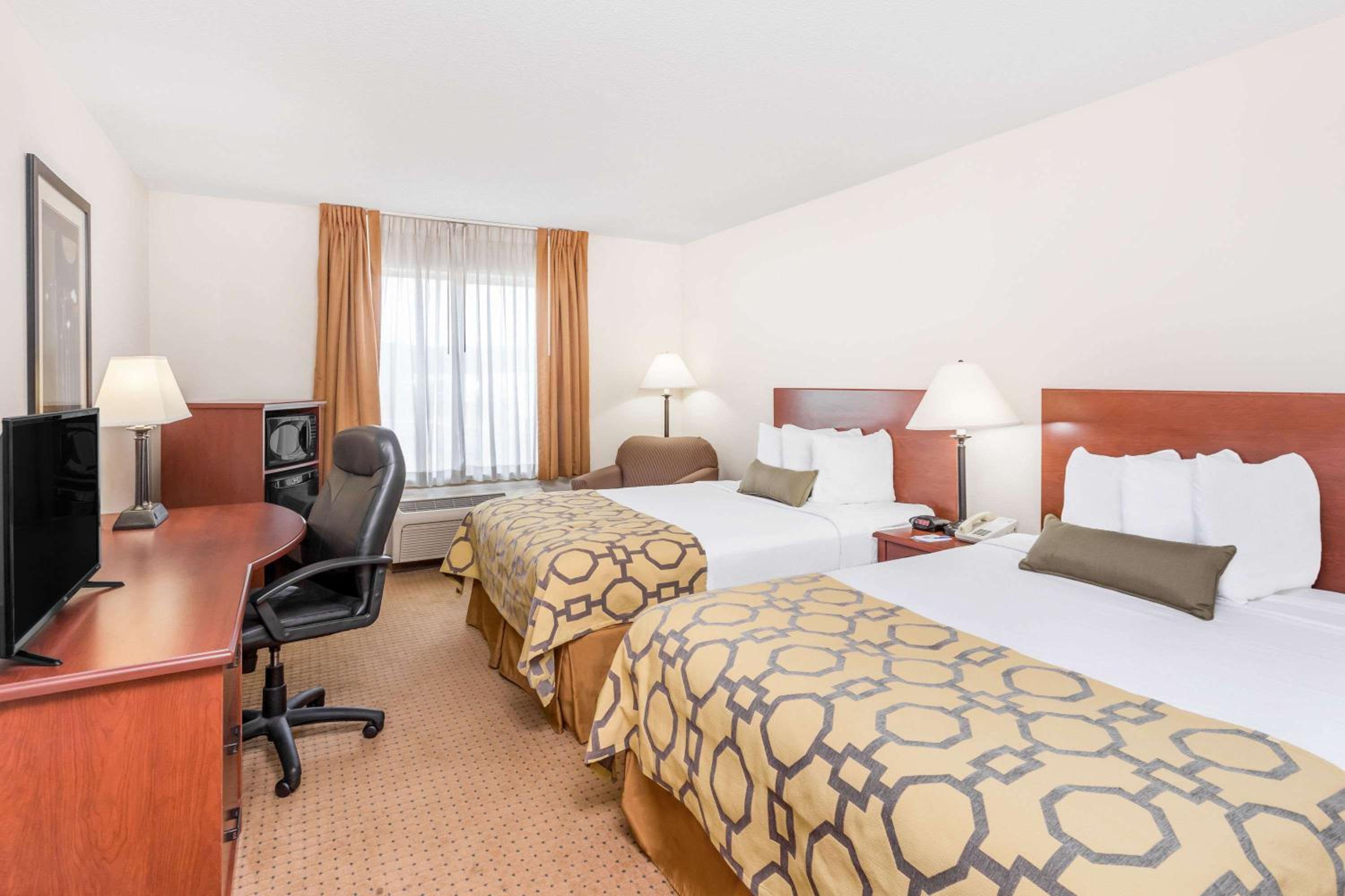 Queen Room with Two Queen Beds - Non-Smoking - Photo 3