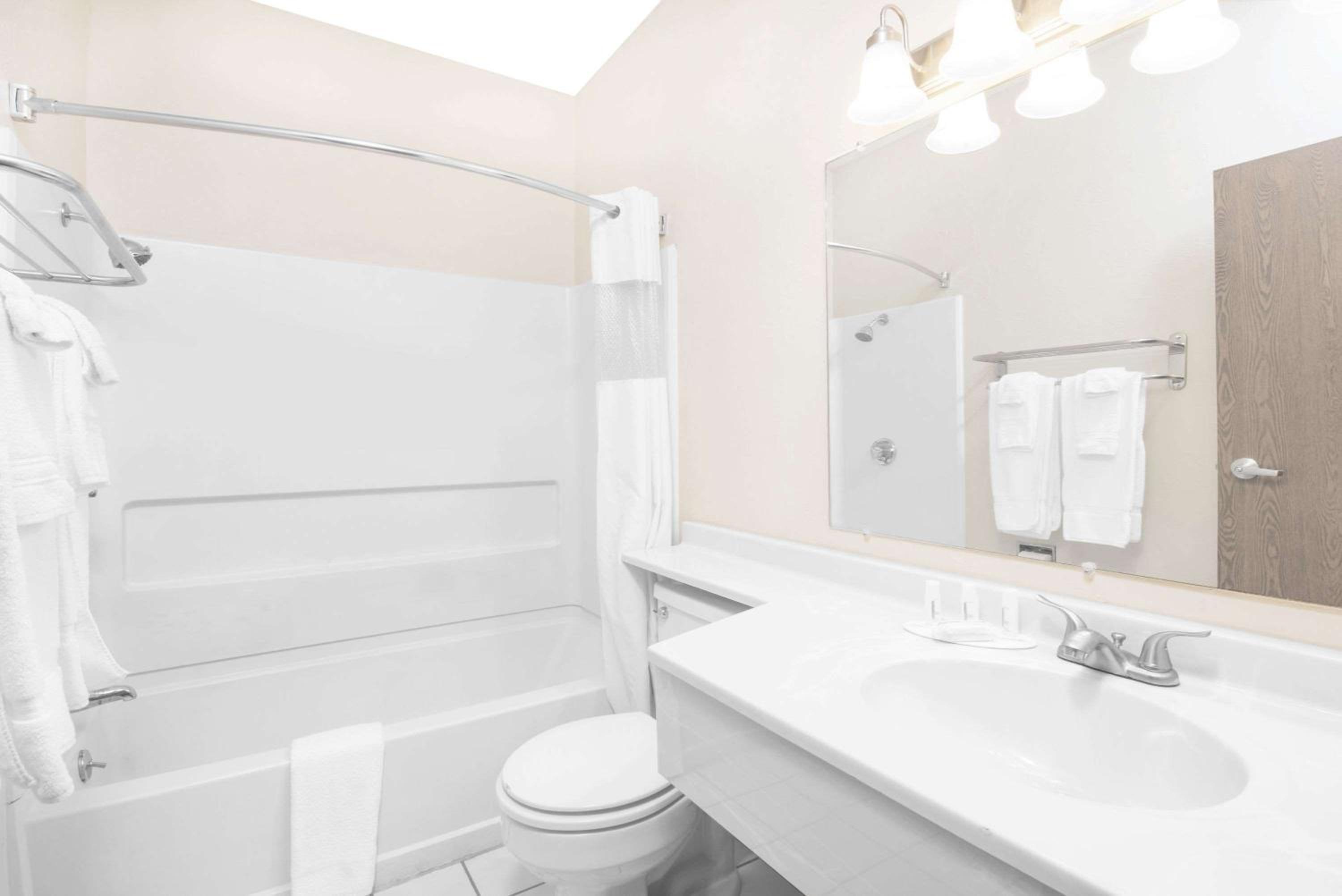 One Bedroom Queen Suite - Non-Smoking photo 2