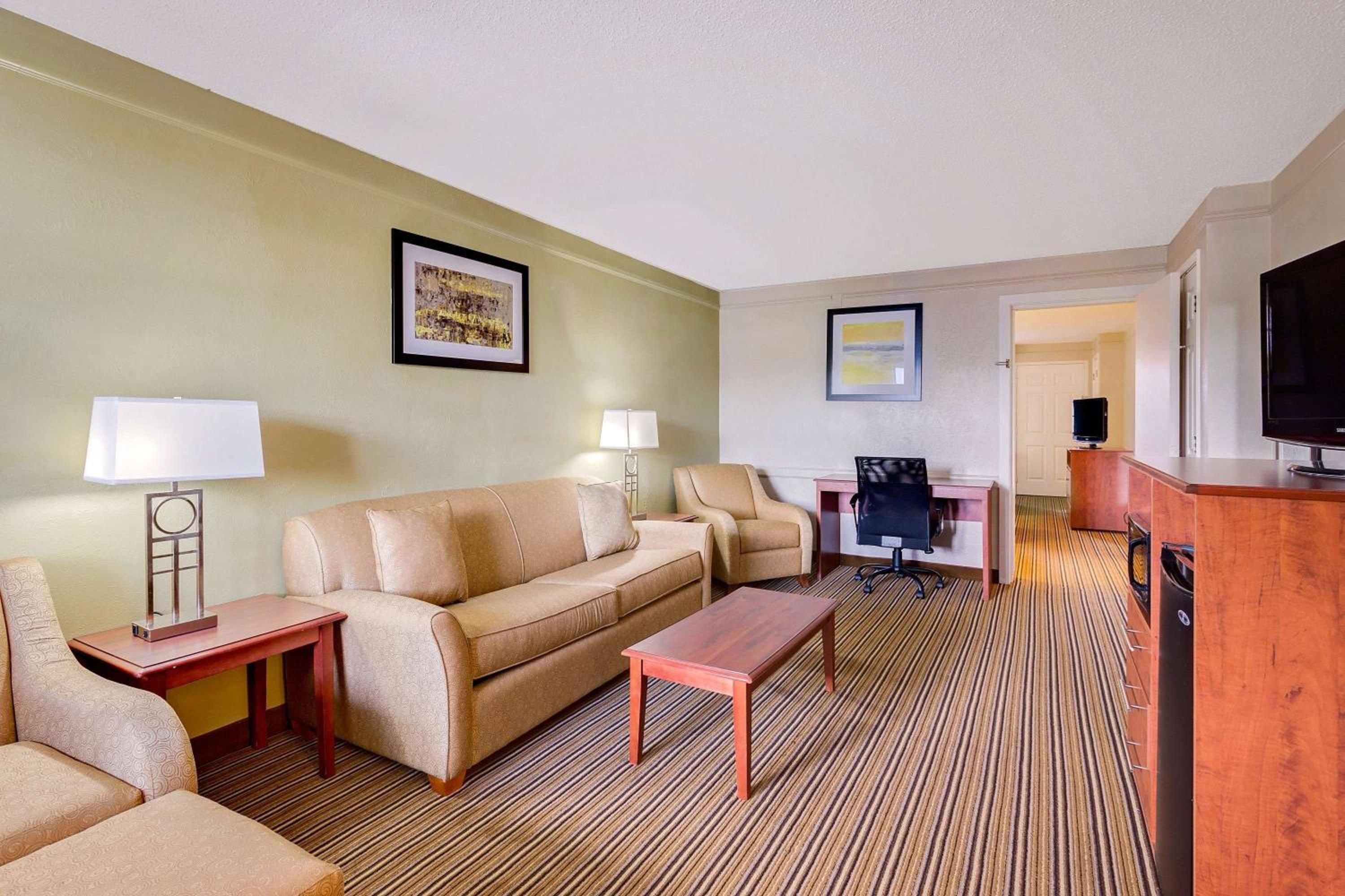 King Suite - Non-Smoking - Photo 4