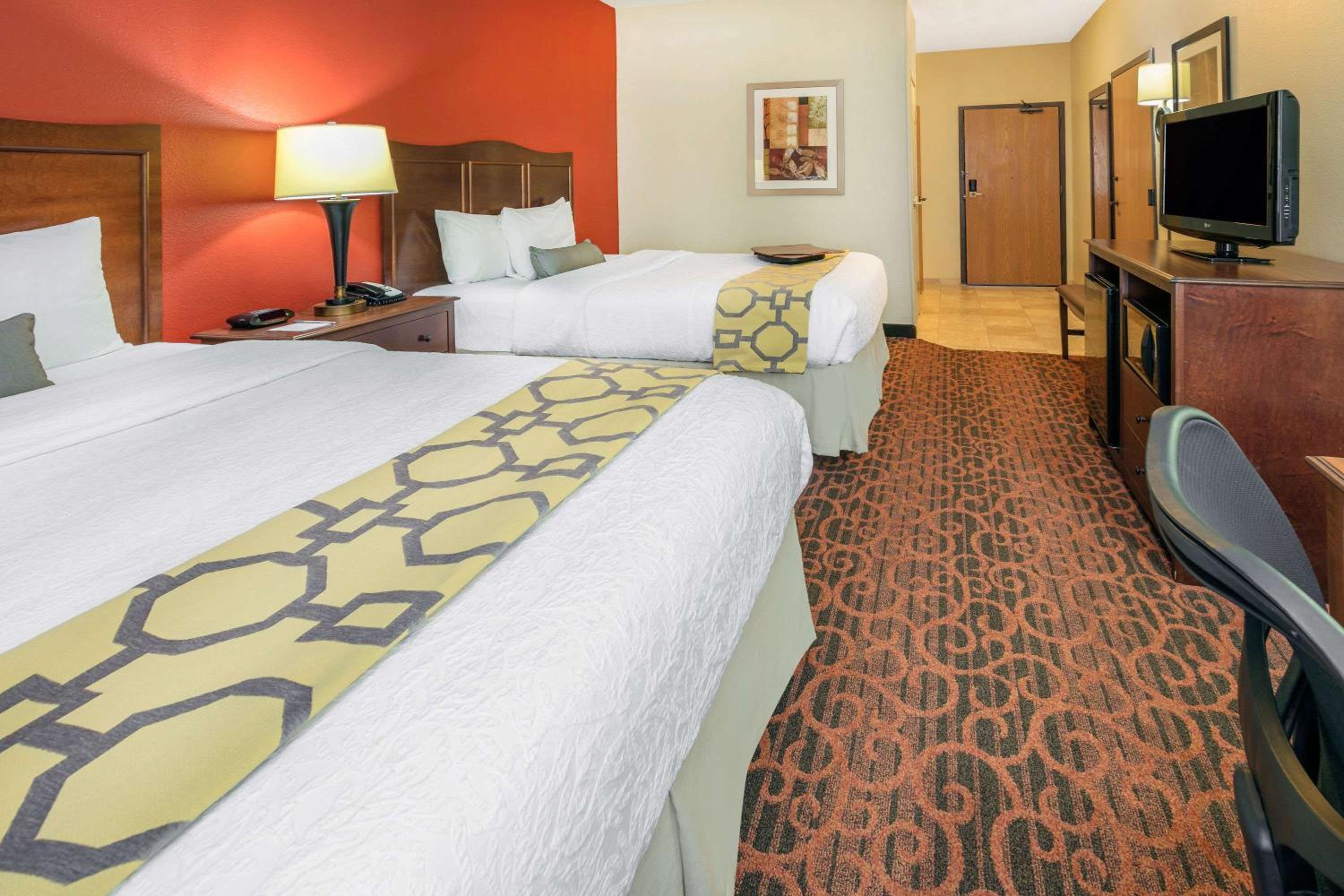 Queen Room with Two Queen Beds - Non-Smoking - Photo 2
