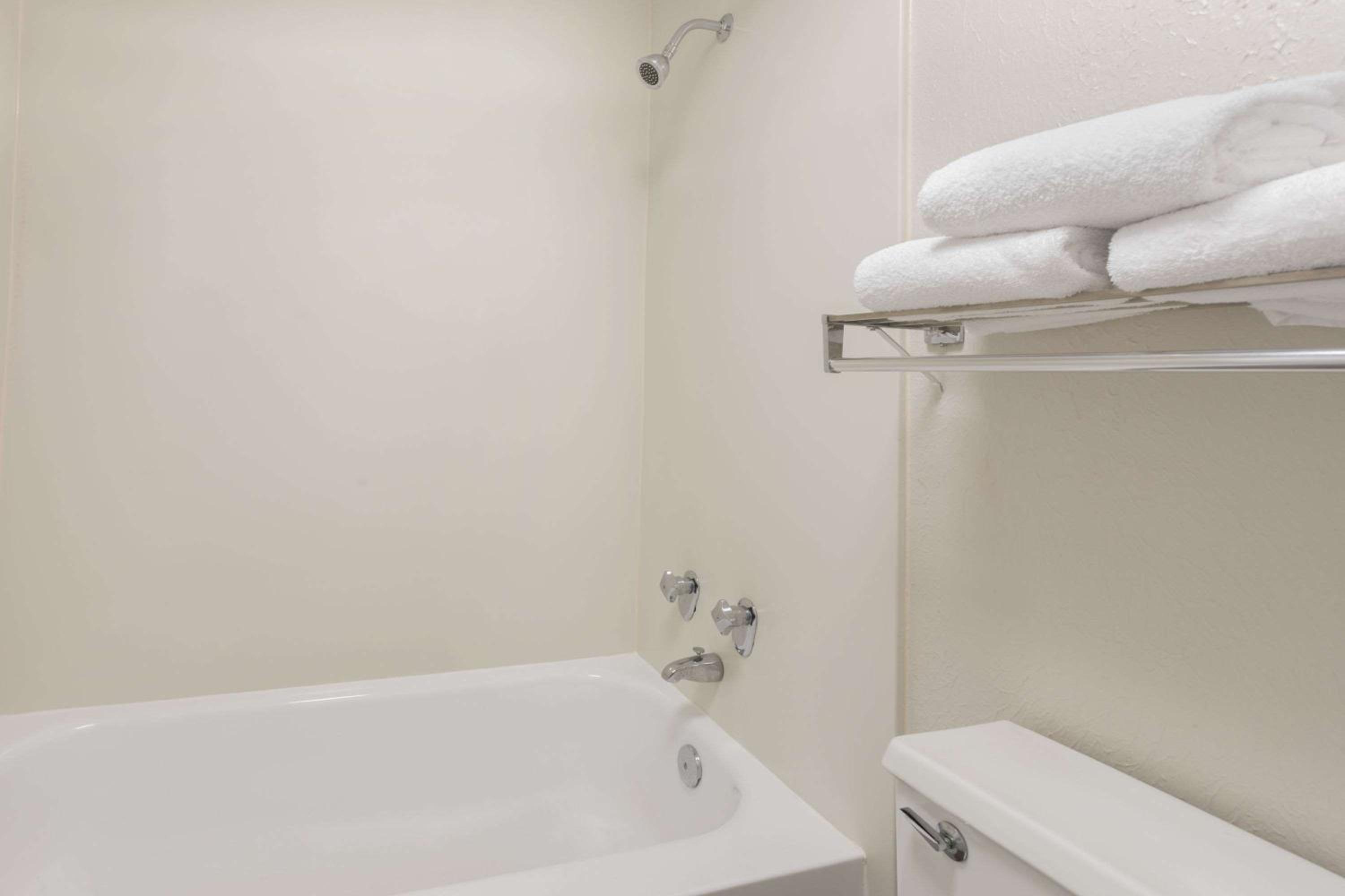 King Room - Non-Smoking - Photo 5