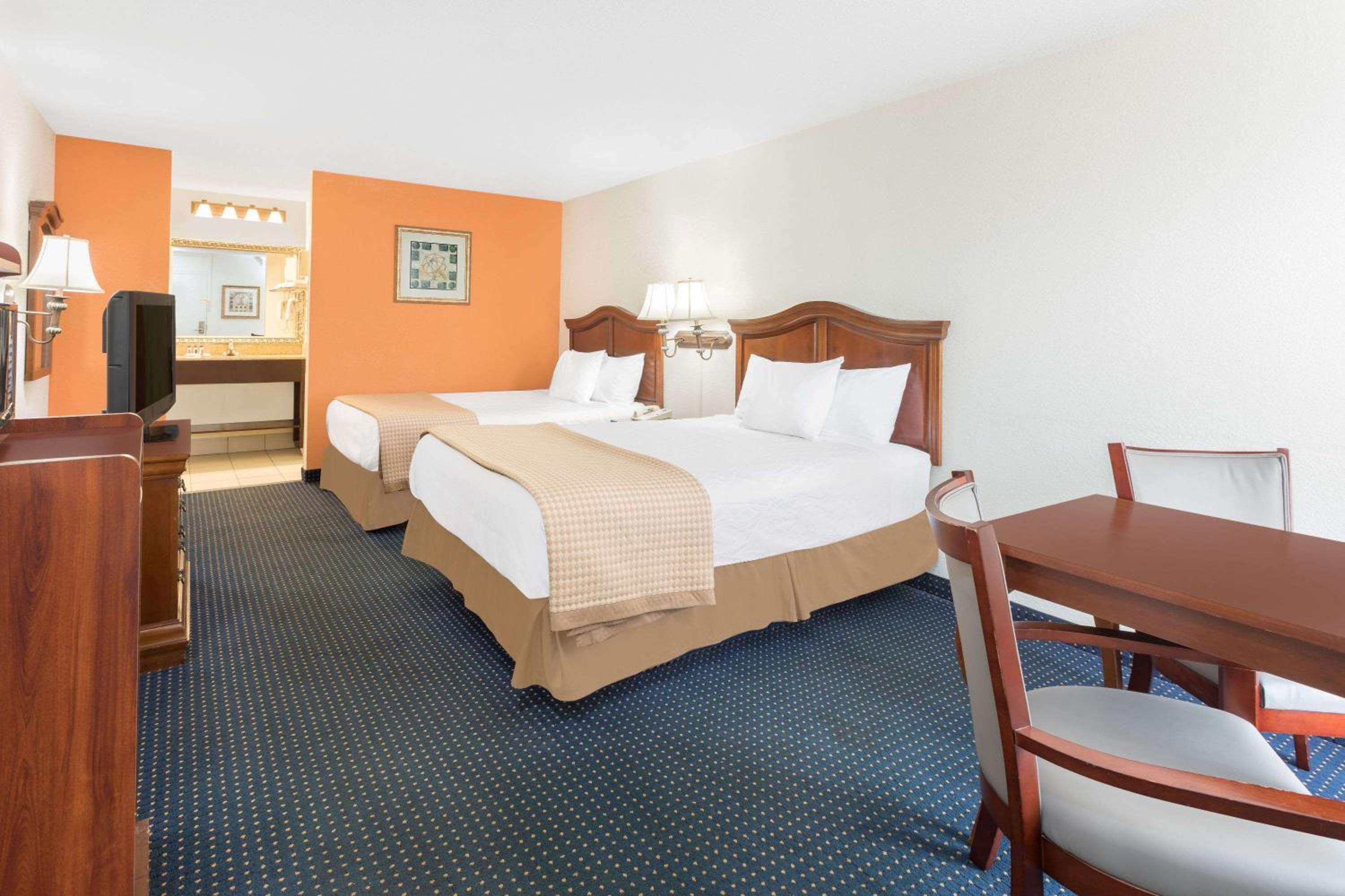 Suite with Two Double Beds - Non-Smoking - Photo 3