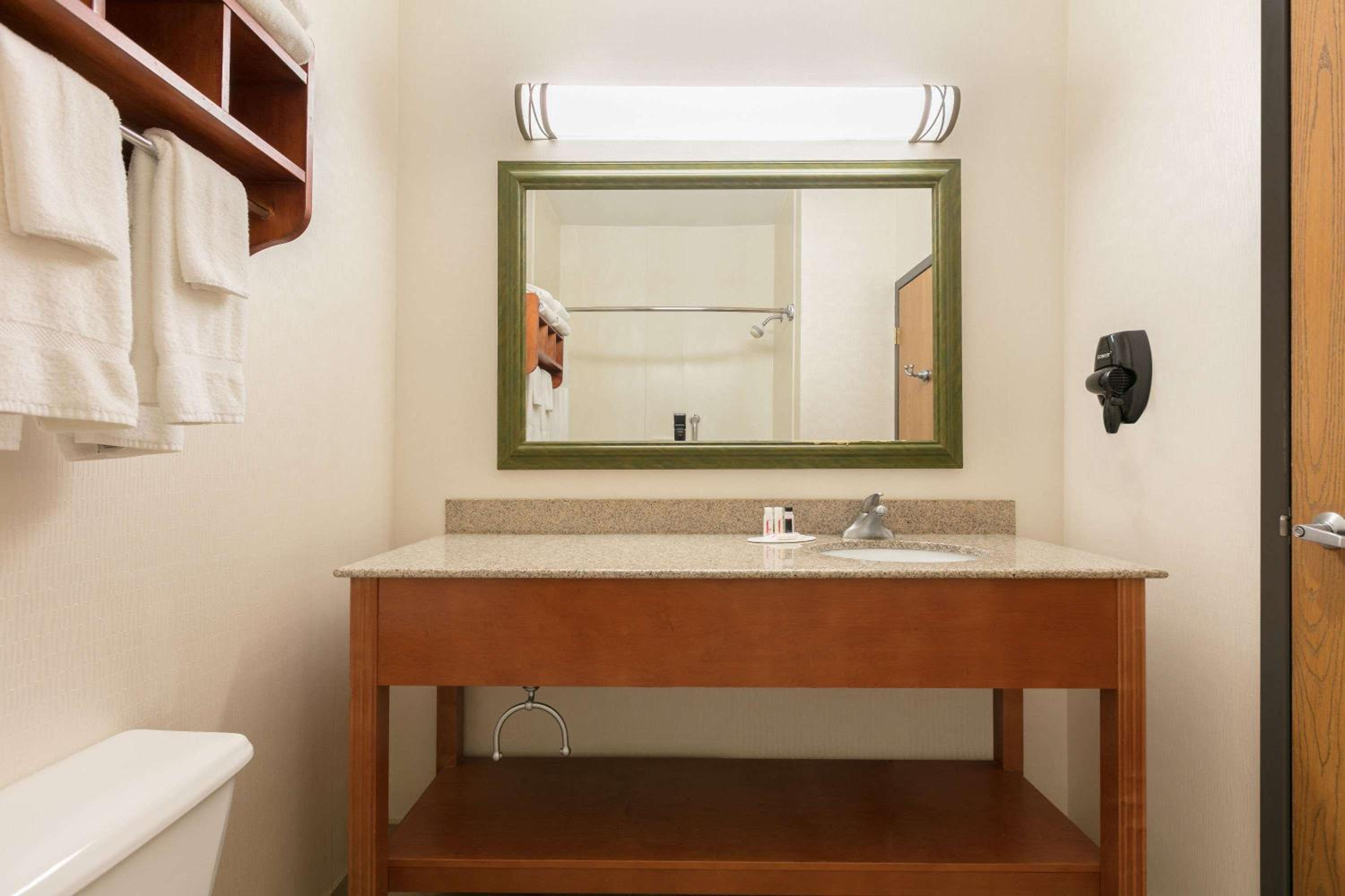 King Room - Non-Smoking - Photo 5