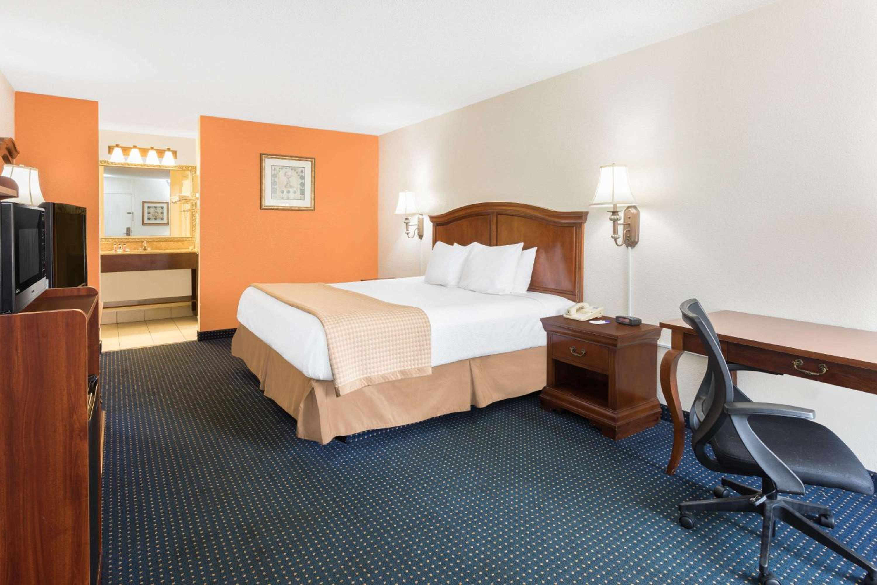 King Suite - Non-Smoking - Photo 2