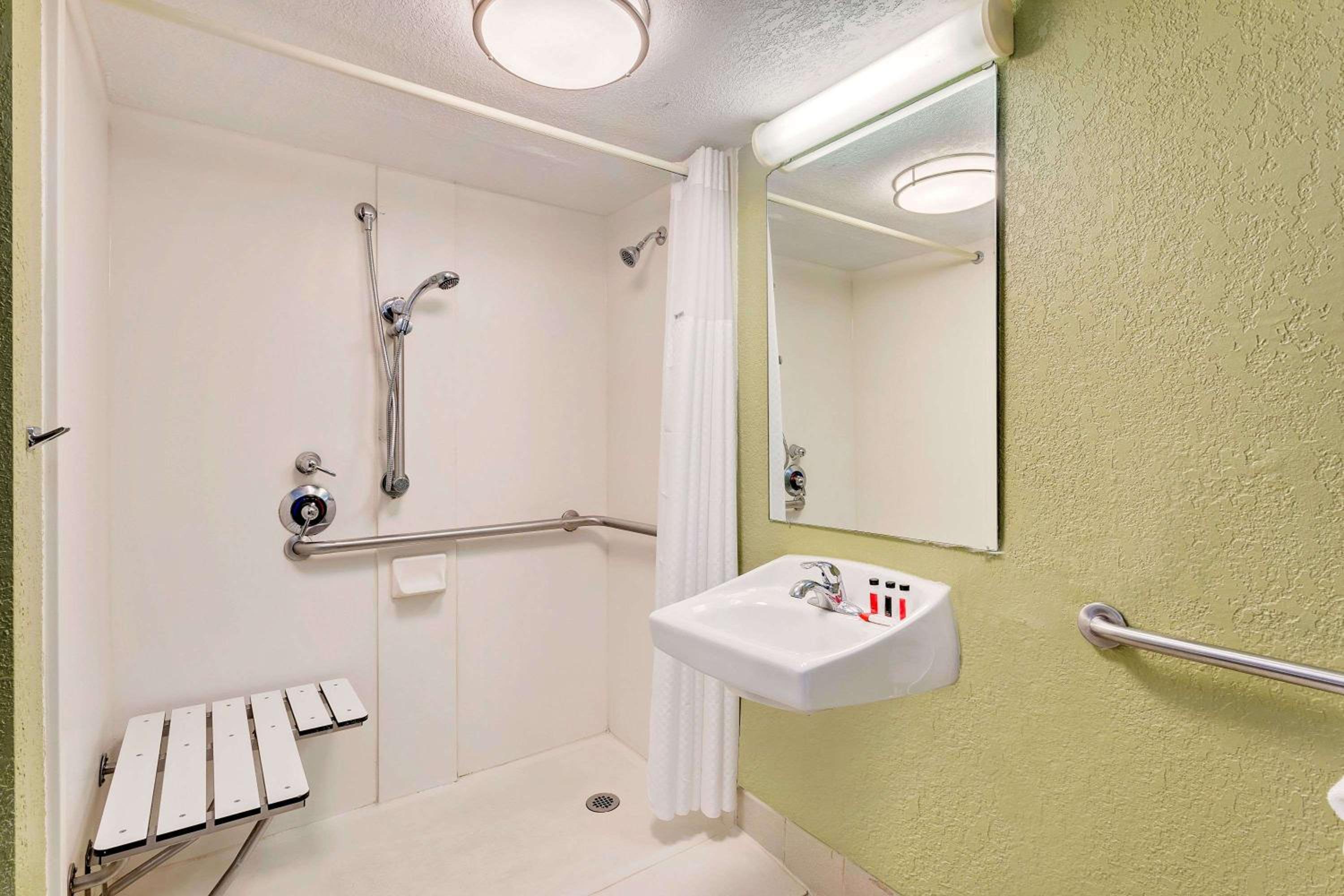 King Room with Roll-In Shower - Mobility/Hearing Accessible - Non-Smoking - Photo 2
