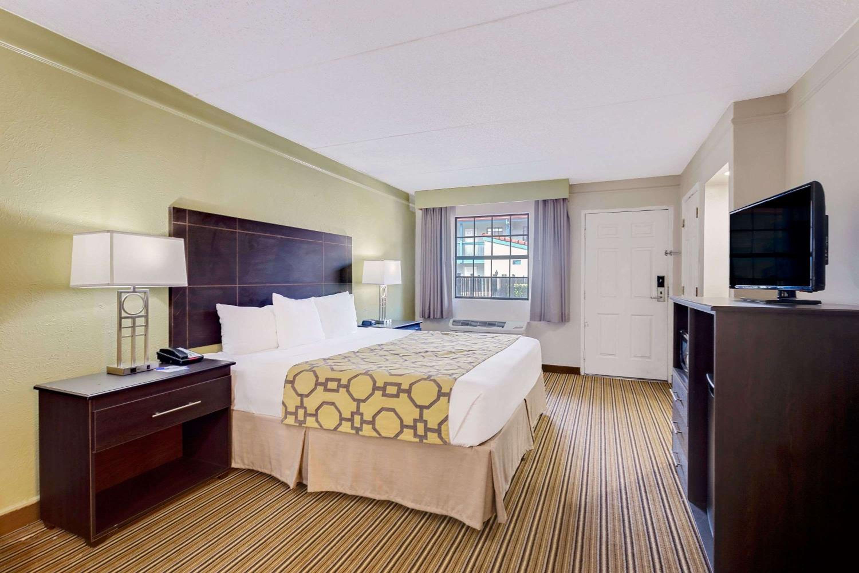 King Room with Roll-In Shower - Mobility/Hearing Accessible - Non-Smoking - Photo 1