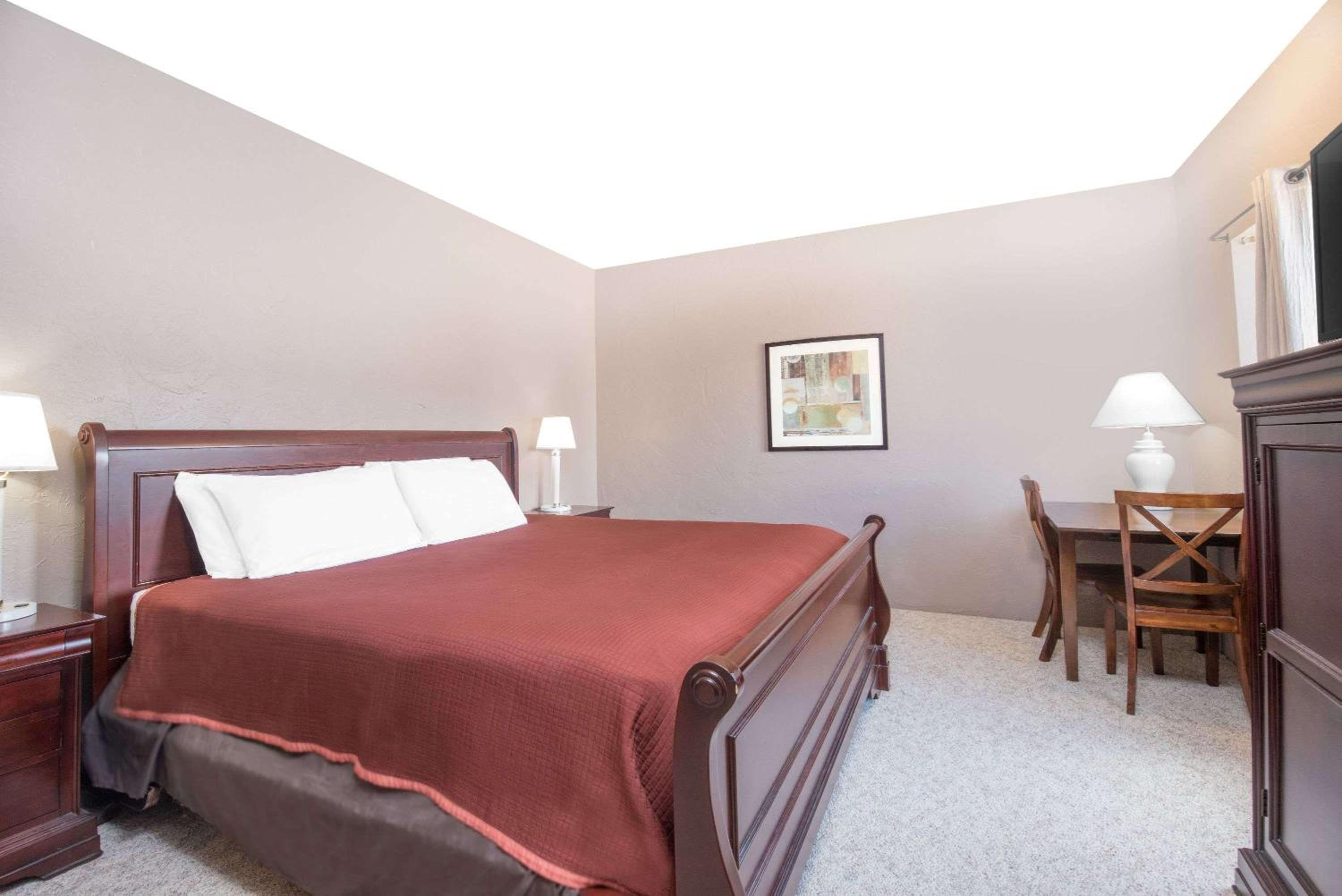 King Room - Disability Access/Non-Smoking