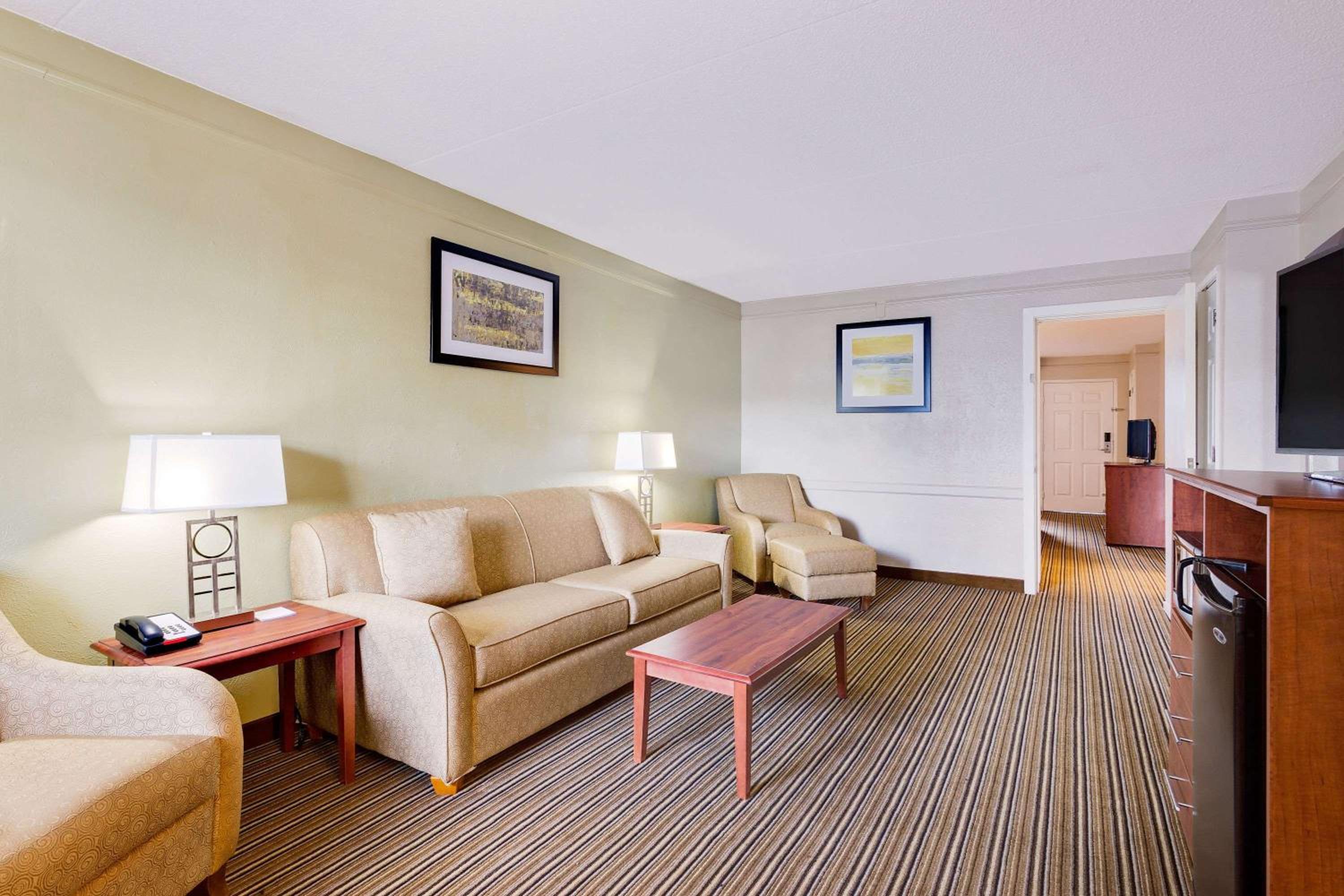 King Suite - Non-Smoking - Photo 3