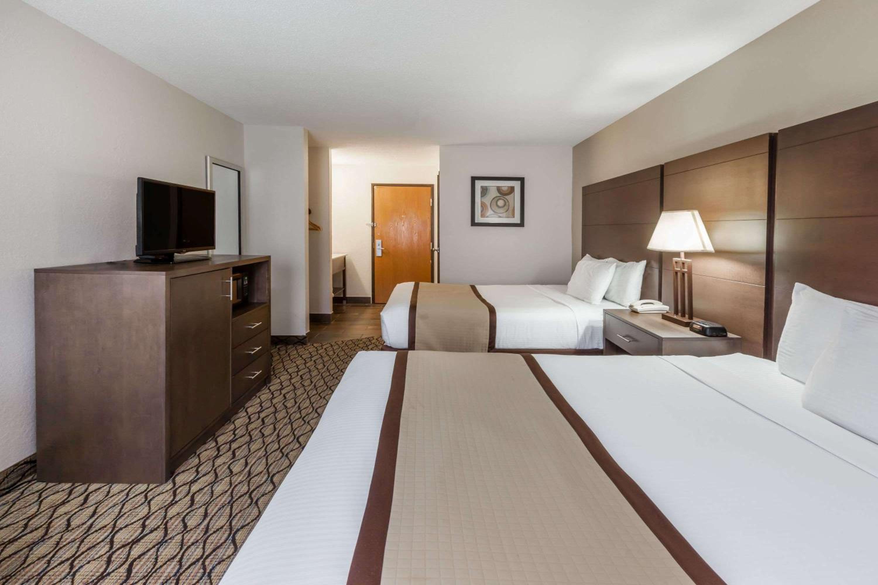 Queen Room with Two Queen Beds - Non-Smoking photo 1