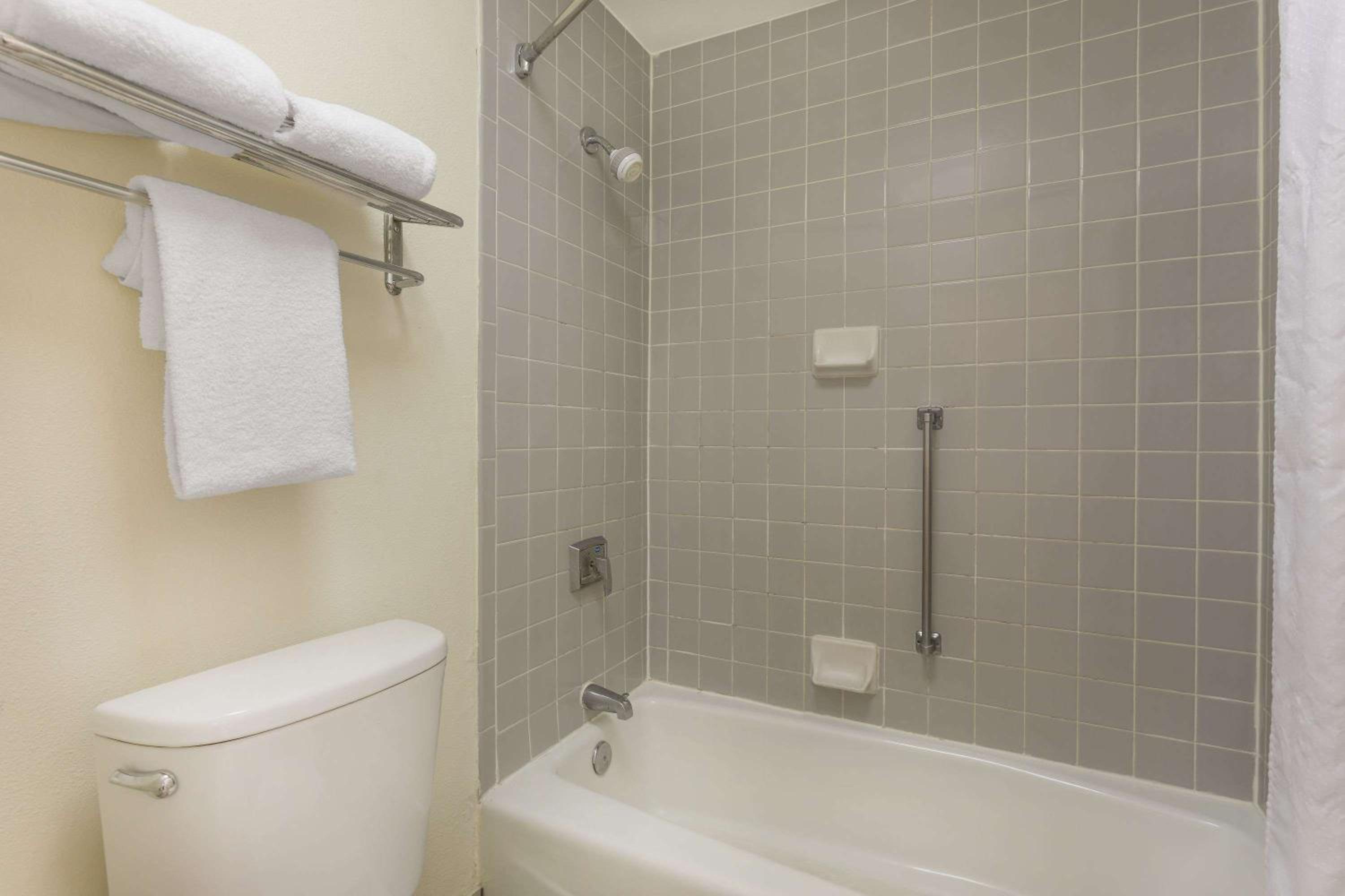 King Suite - Non-Smoking - Photo 1