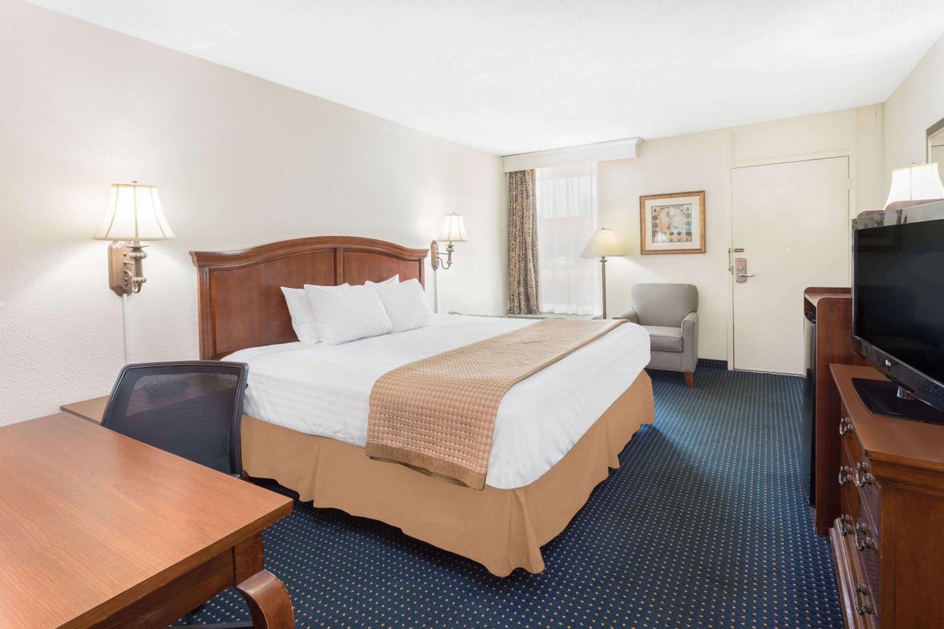 King Suite - Non-Smoking - Photo 5