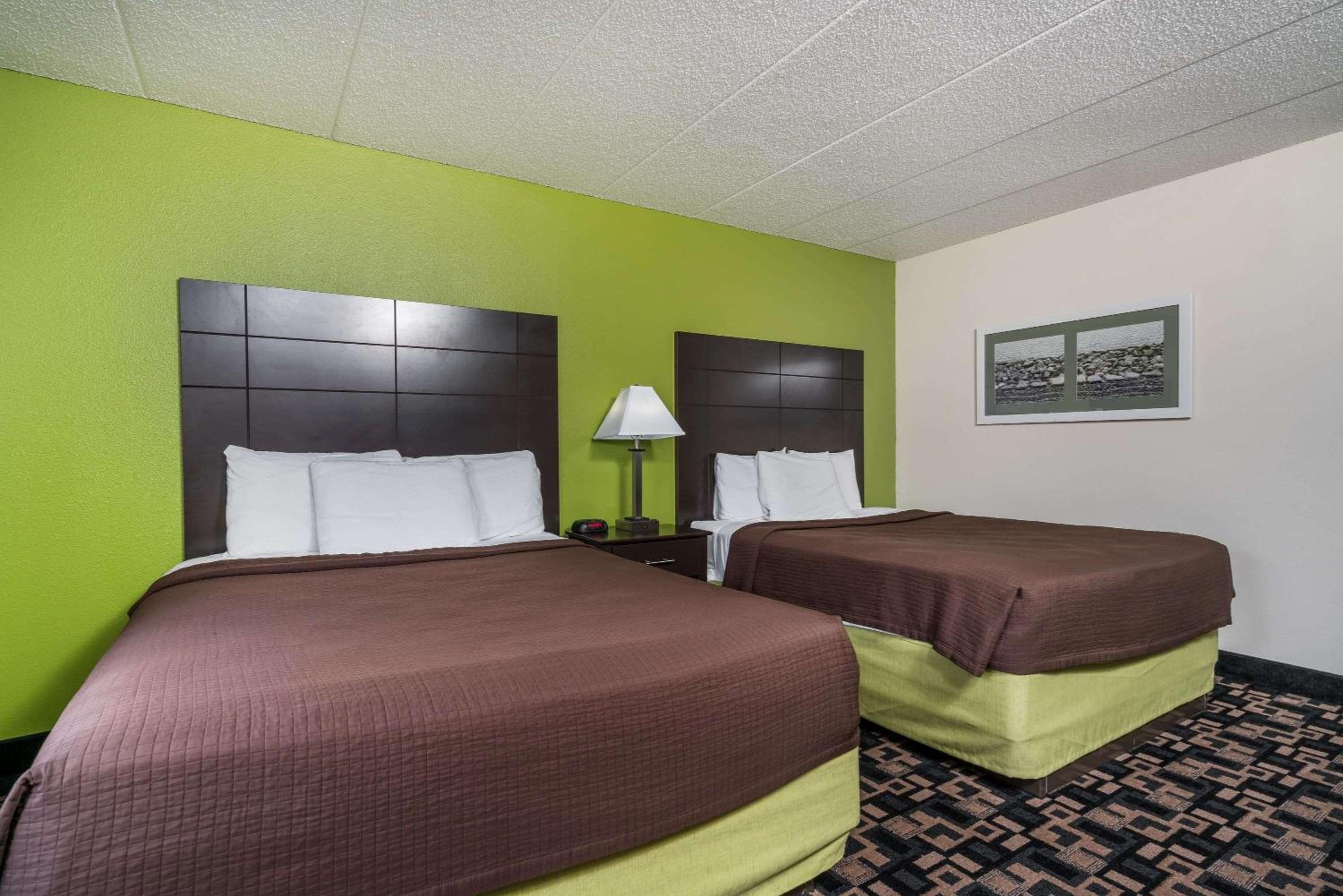 Queen Room with Two Queen Beds - Non-Smoking - Photo 3