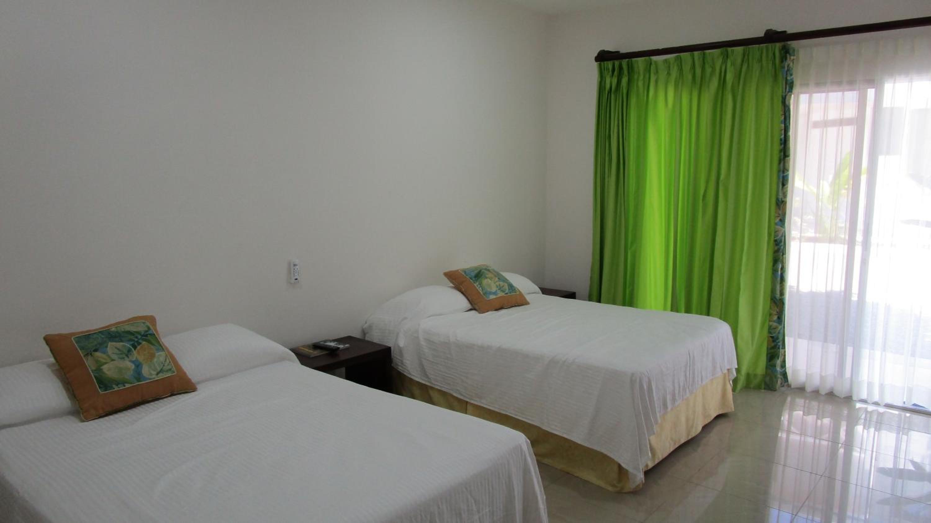 Quarto Duplo Standard com Duas Camas de Casal